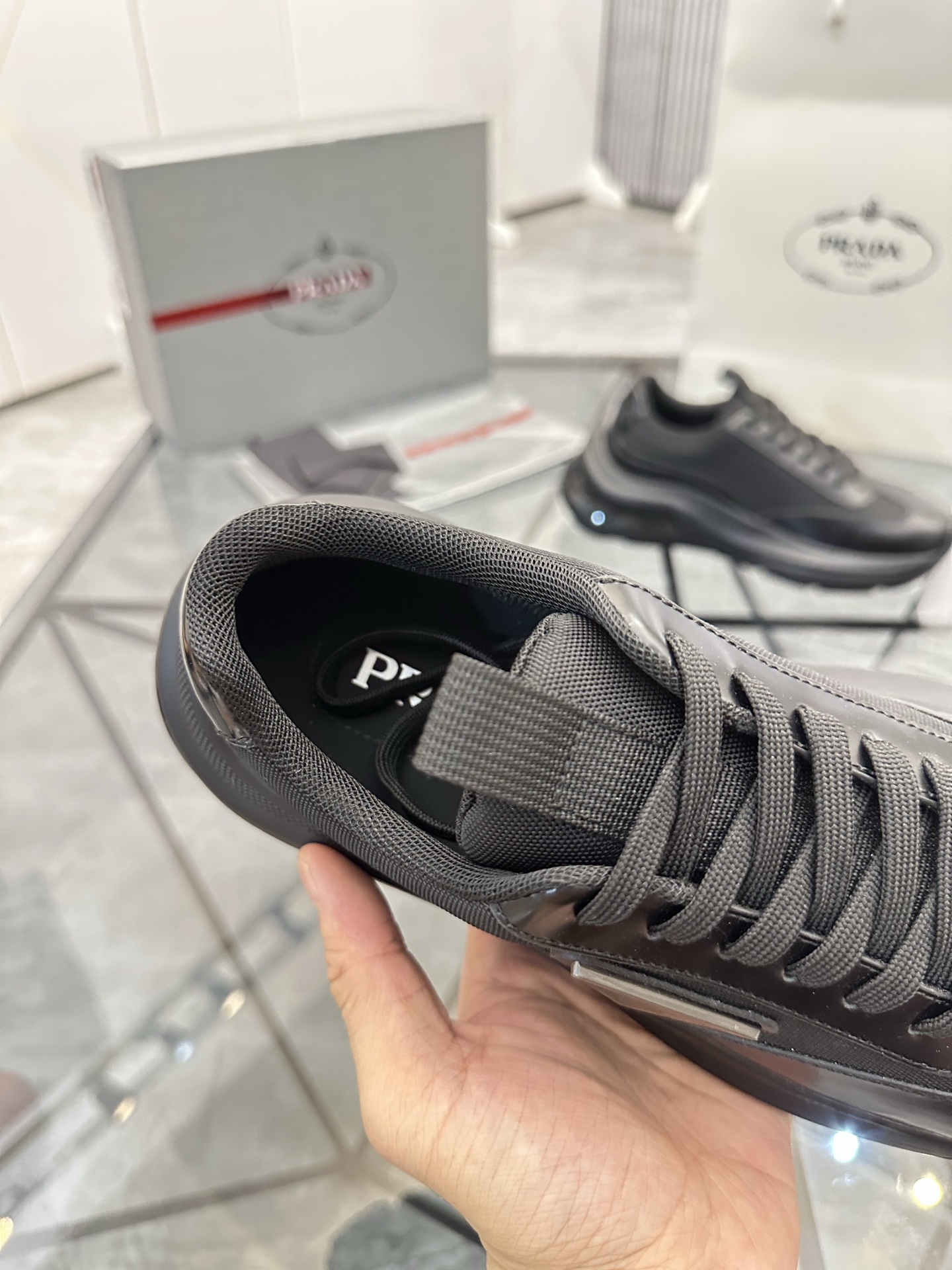 Precio de venta: P310 Artículos de alta gama y máxima calidadMarca: Prada *"Prada*" lowtop loafersTa