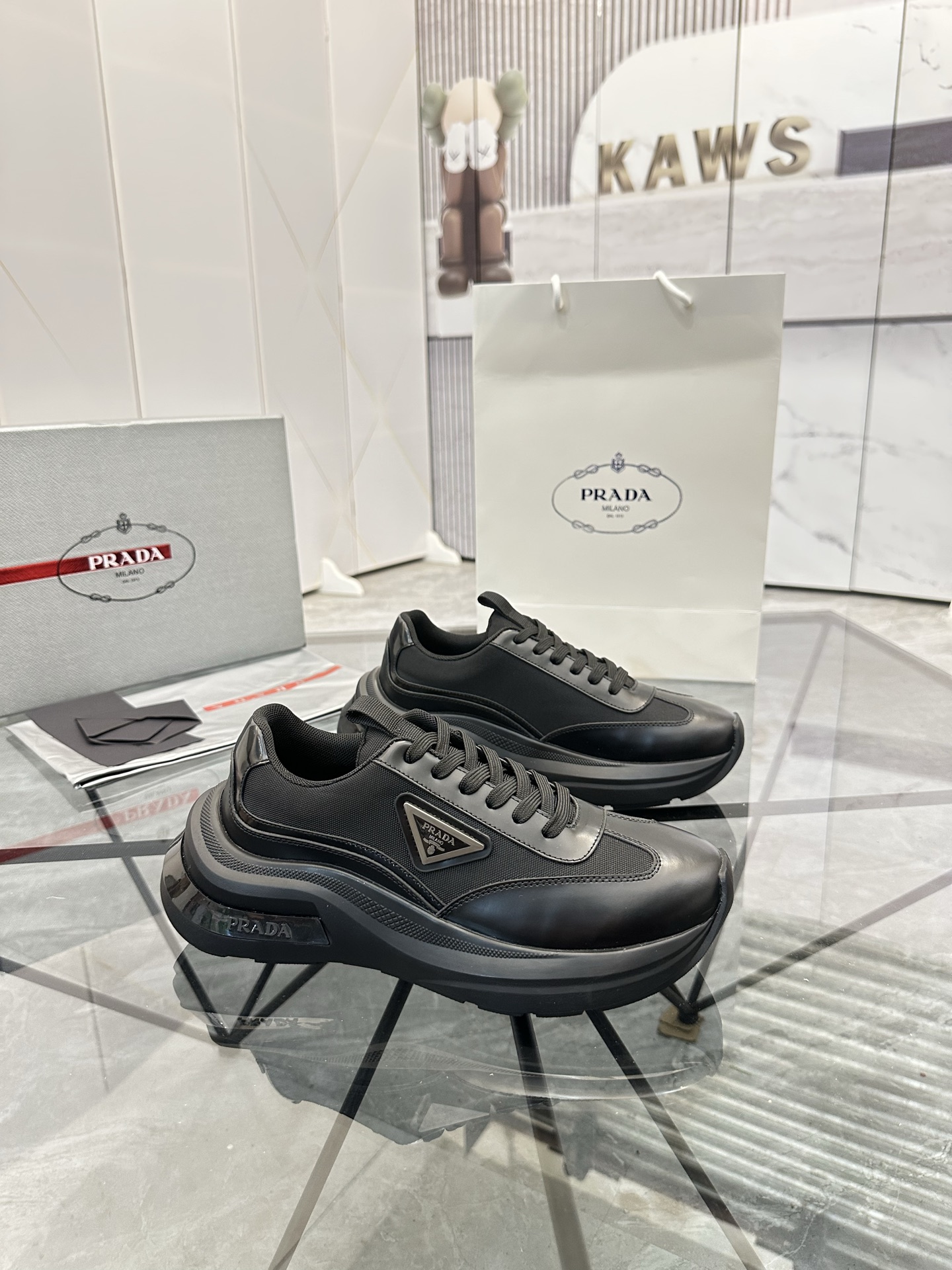 Precio de venta: P310 Artículos de alta gama y máxima calidadMarca: Prada *"Prada*" lowtop loafersTa
