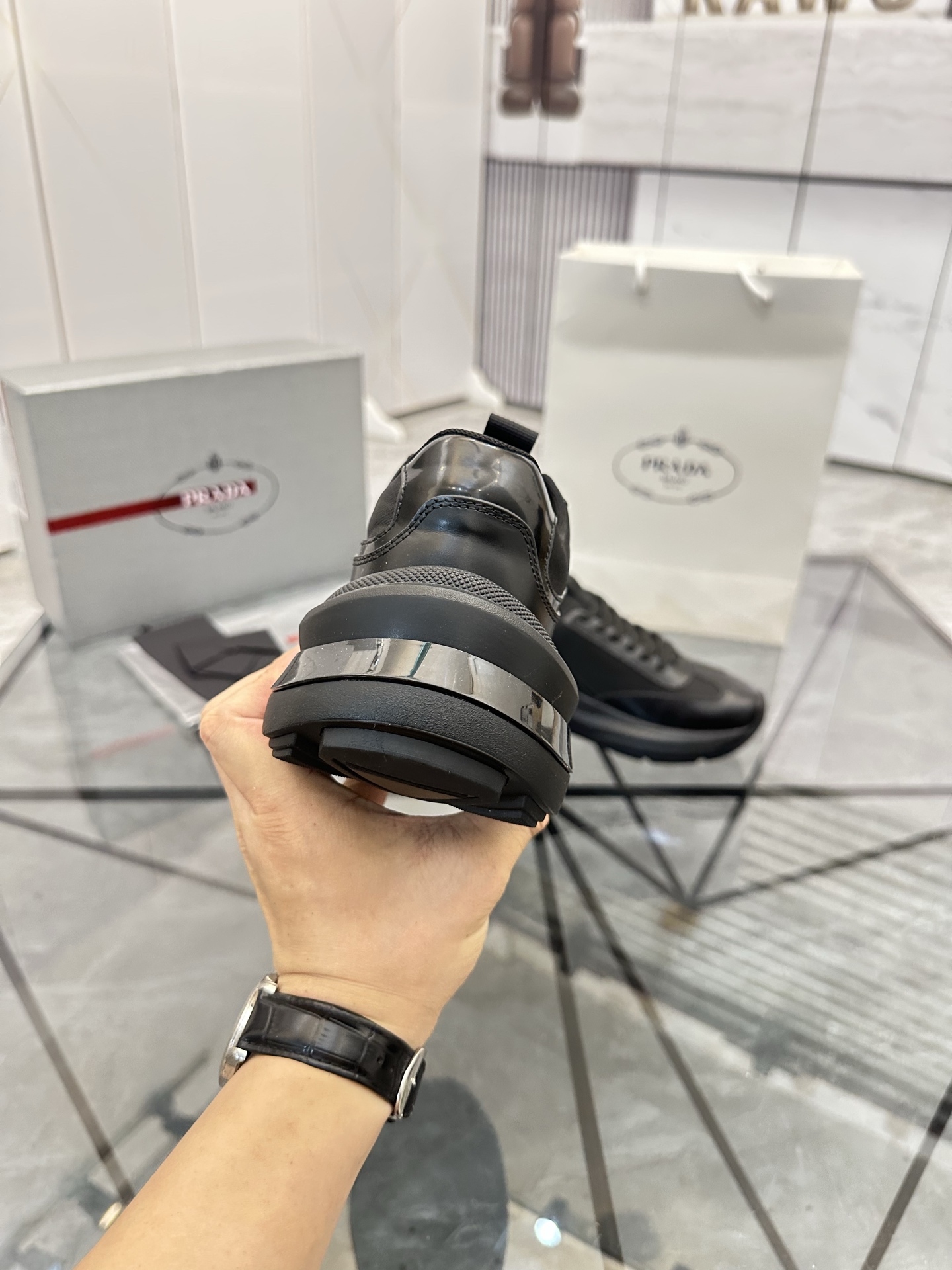 Precio de venta: P310 Artículos de alta gama y máxima calidadMarca: Prada *"Prada*" lowtop loafersTa