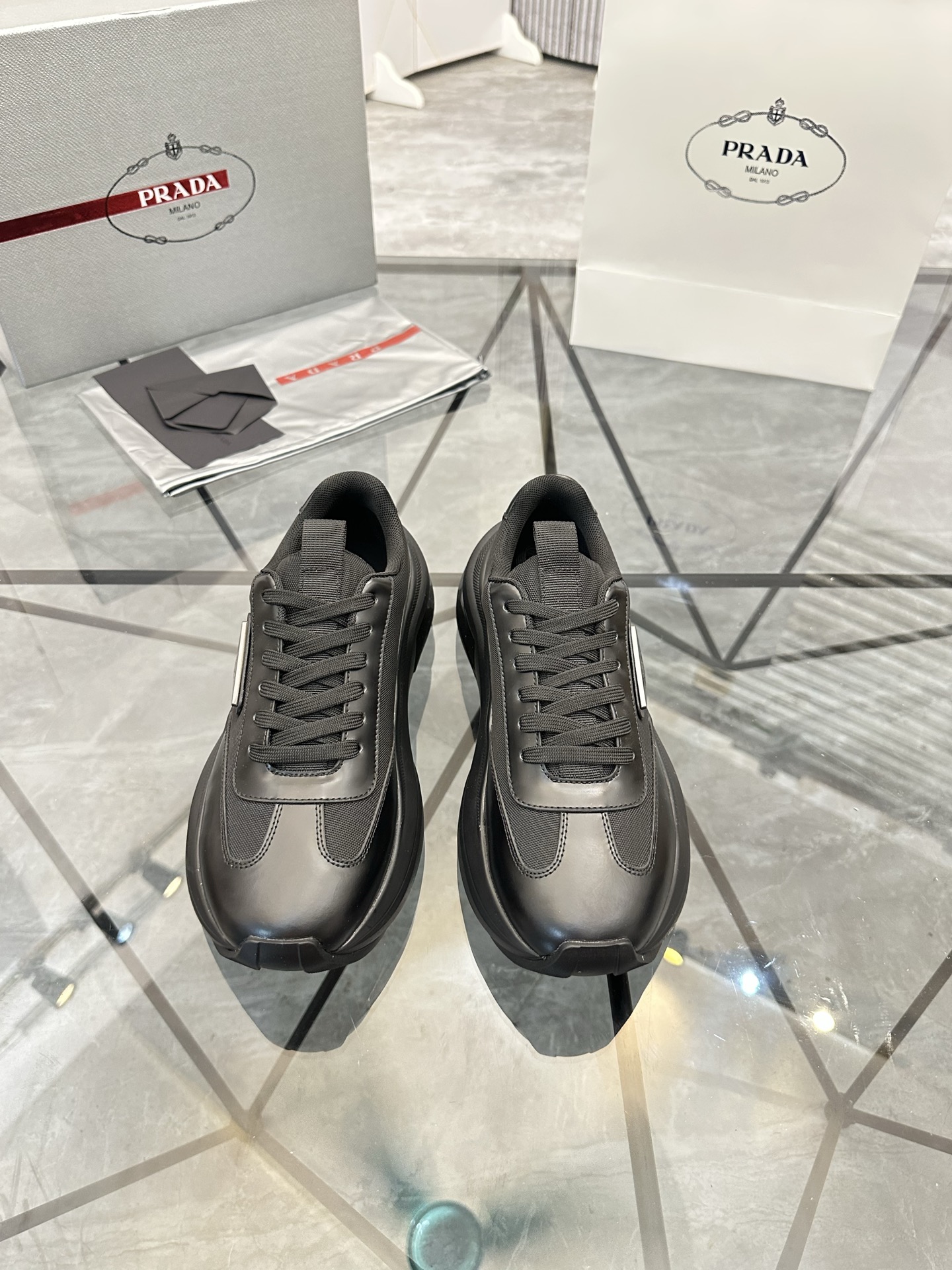 Precio de venta: P310 Artículos de alta gama y máxima calidadMarca: Prada *"Prada*" lowtop loafersTa
