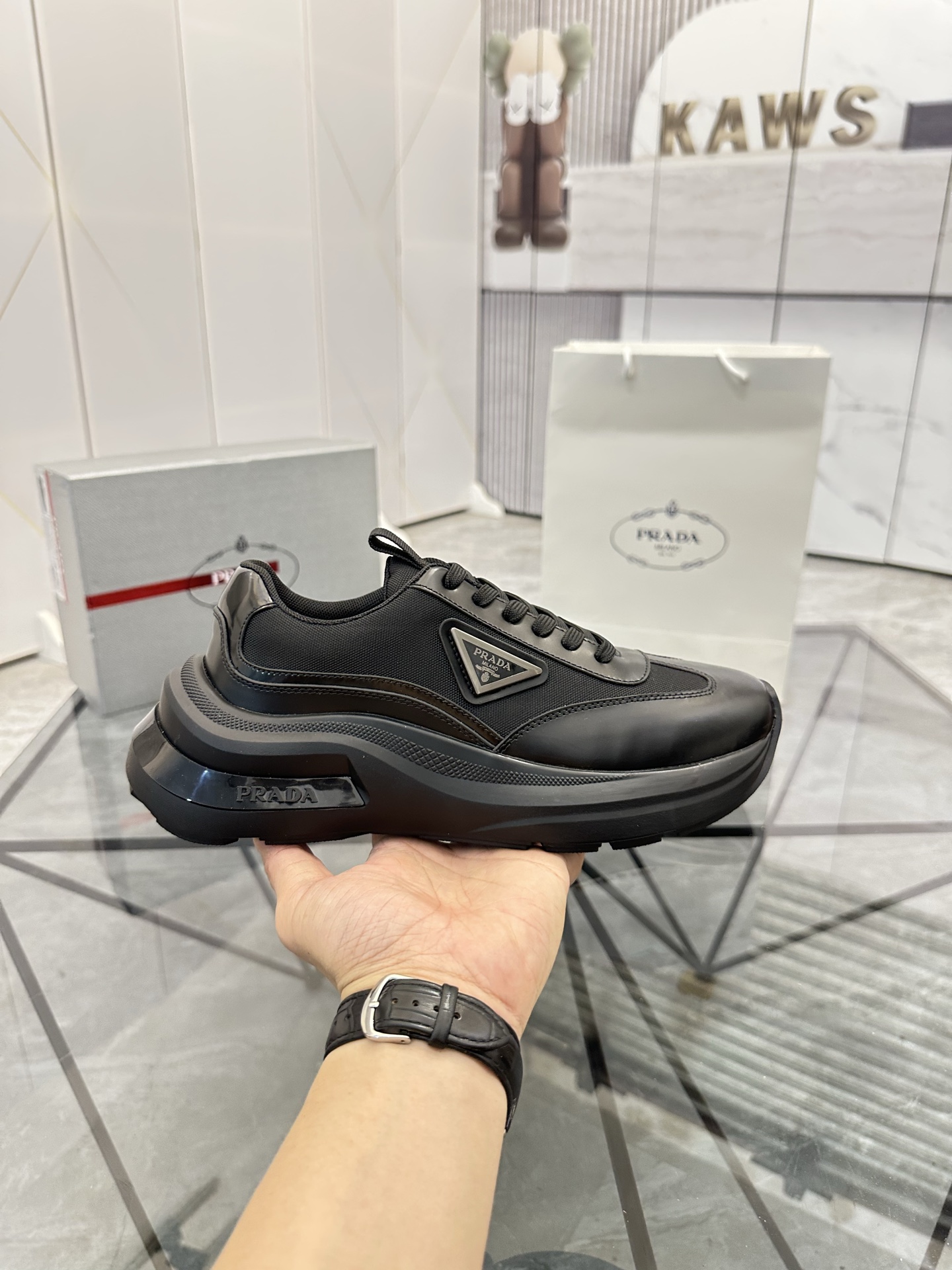 Precio de venta: P310 Artículos de alta gama y máxima calidadMarca: Prada *"Prada*" lowtop loafersTa