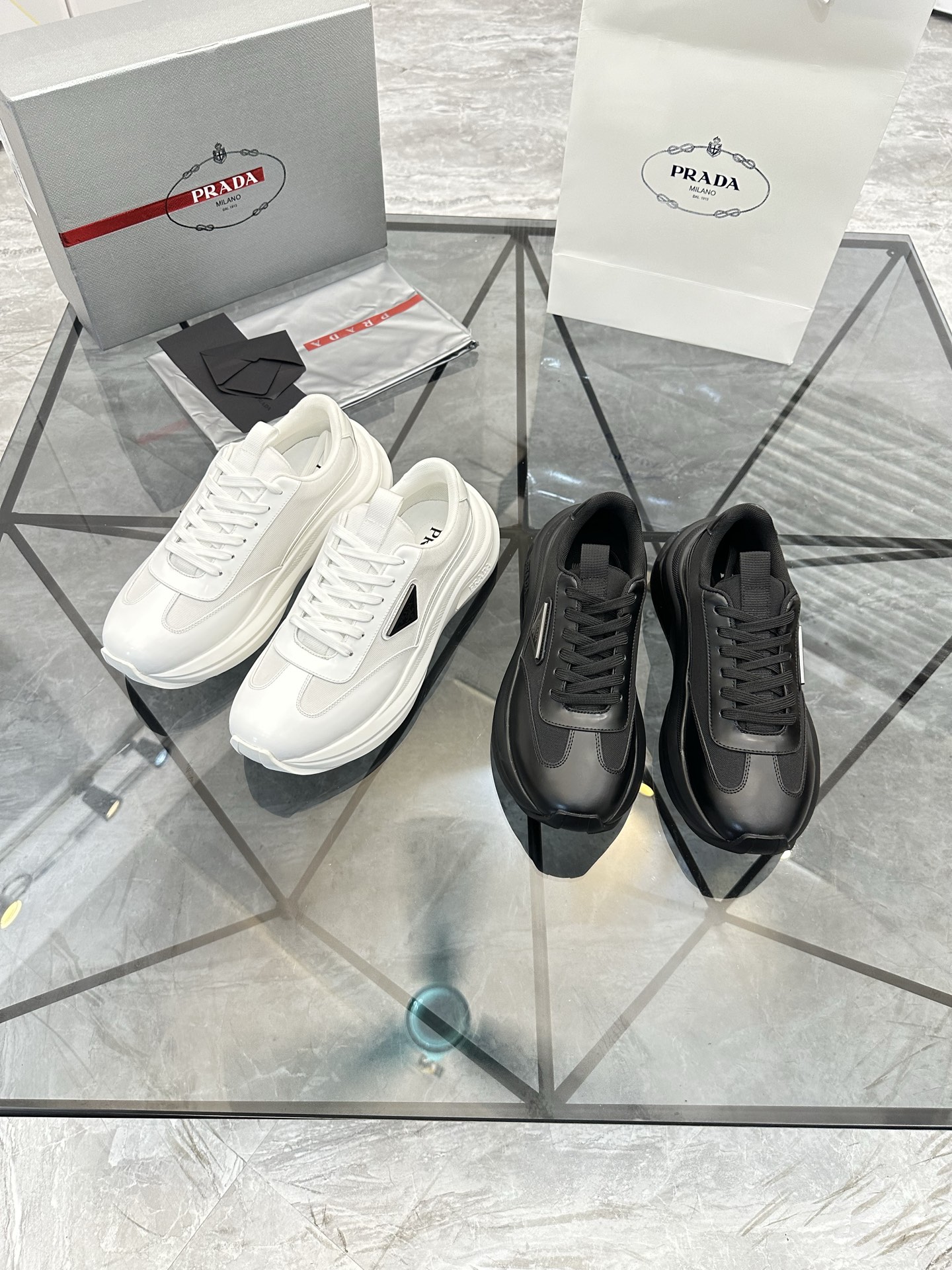 Precio de venta: P310 Artículos de alta gama y máxima calidadMarca: Prada *"Prada*" lowtop loafersTa