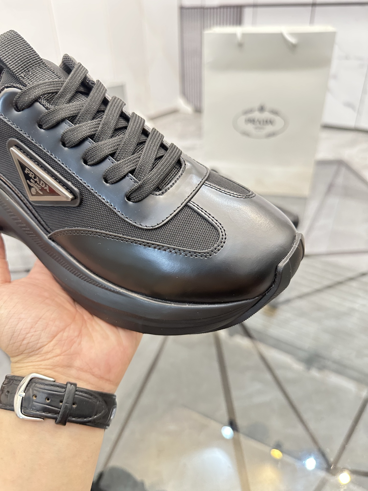 Precio de venta: P310 Artículos de alta gama y máxima calidadMarca: Prada *"Prada*" lowtop loafersTa