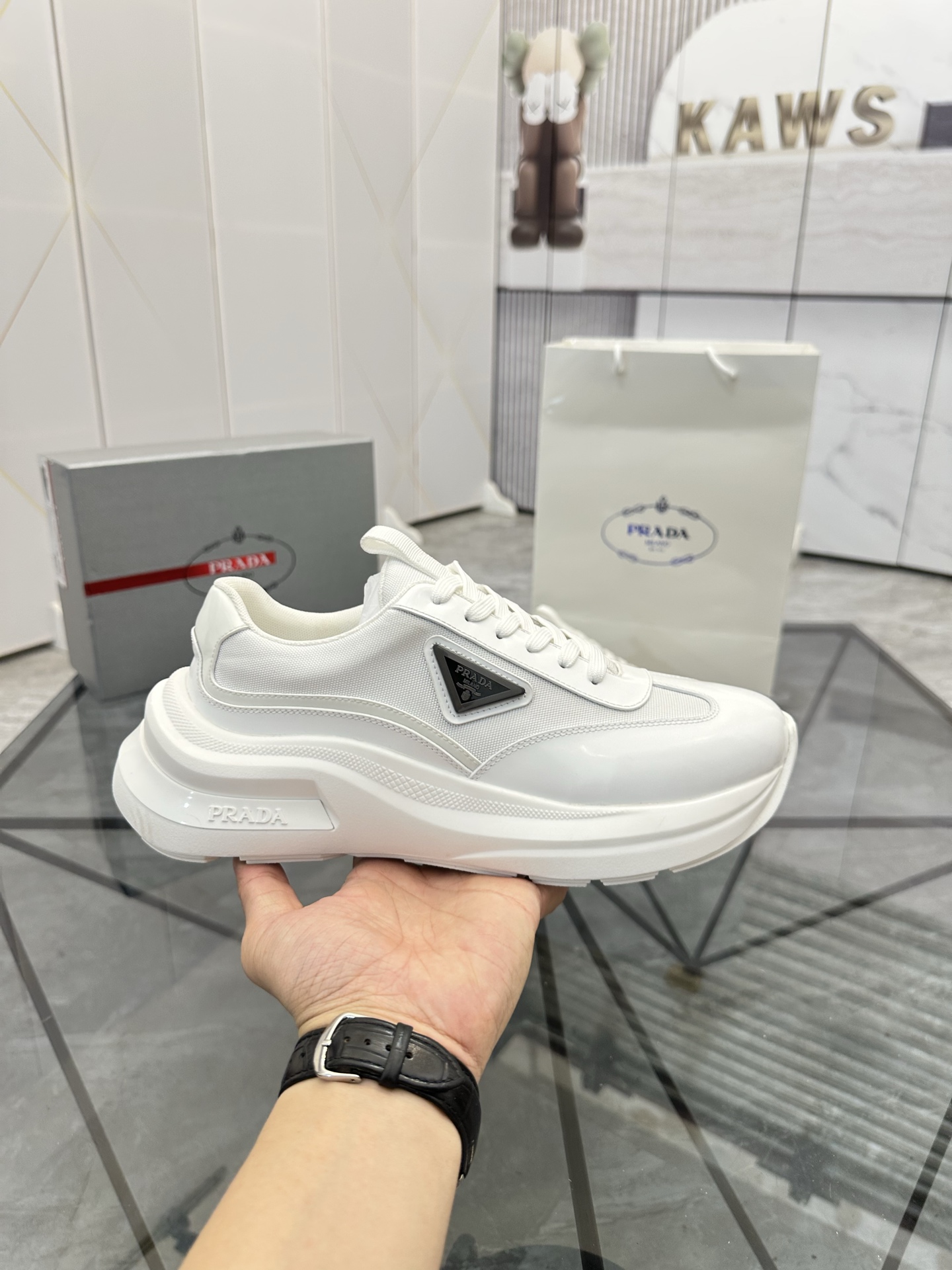 Precio de venta: P310 Artículos de alta gama y máxima calidadMarca: Prada *"Prada*" lowtop loafersTa