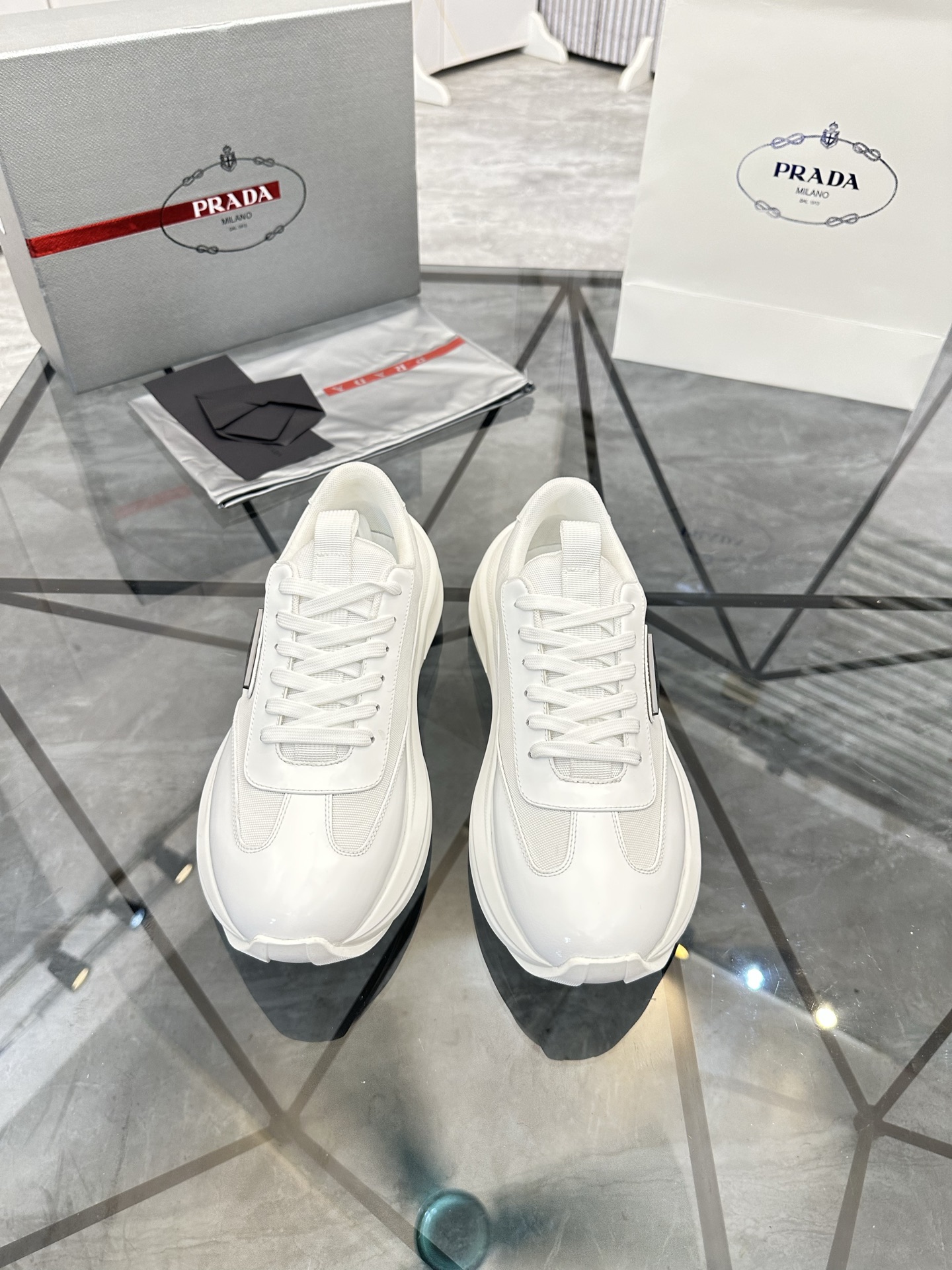 Precio de venta: P310 Artículos de alta gama y máxima calidadMarca: Prada *"Prada*" lowtop loafersTa