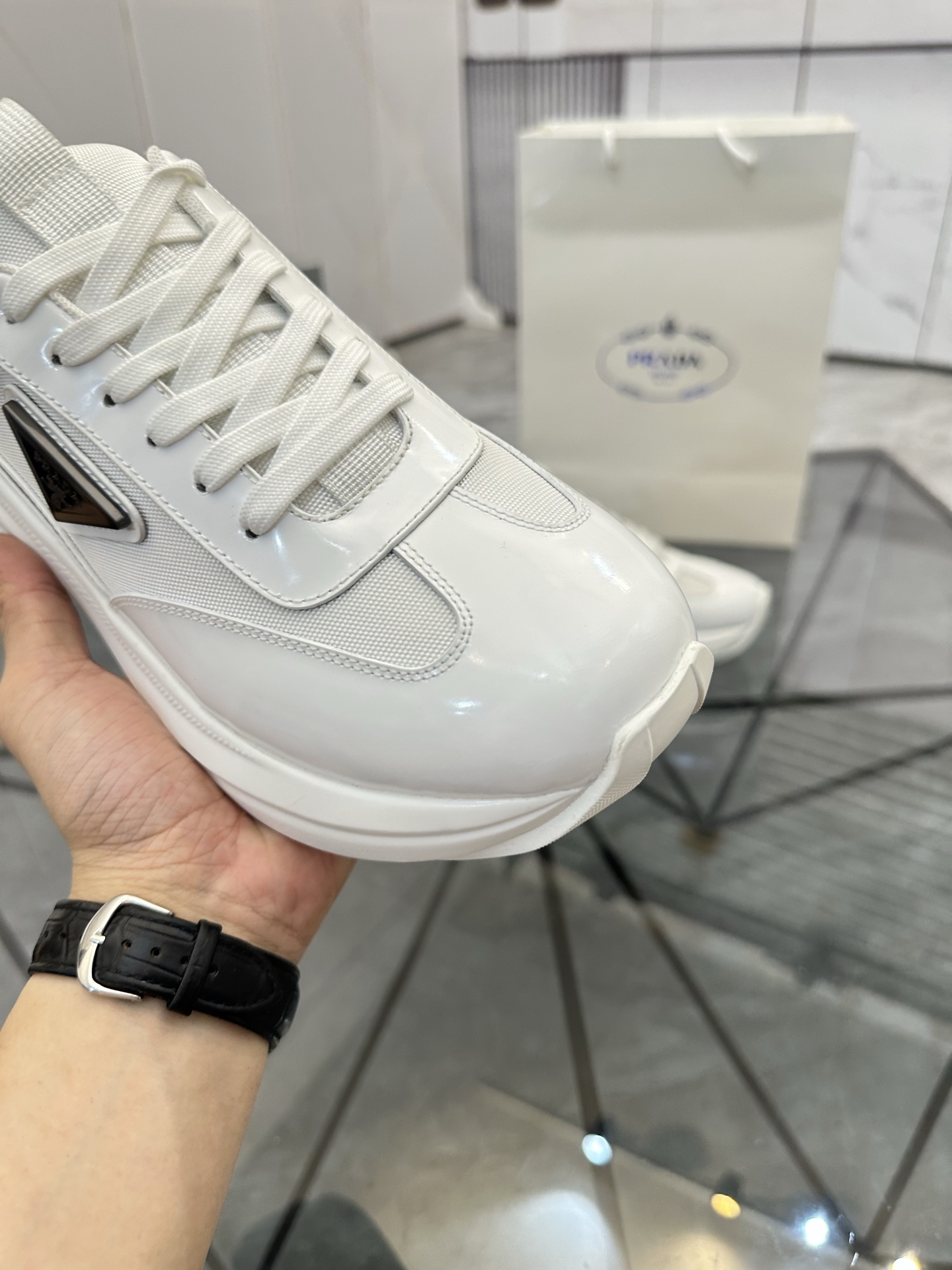 Precio de venta: P310 Artículos de alta gama y máxima calidadMarca: Prada *"Prada*" lowtop loafersTa