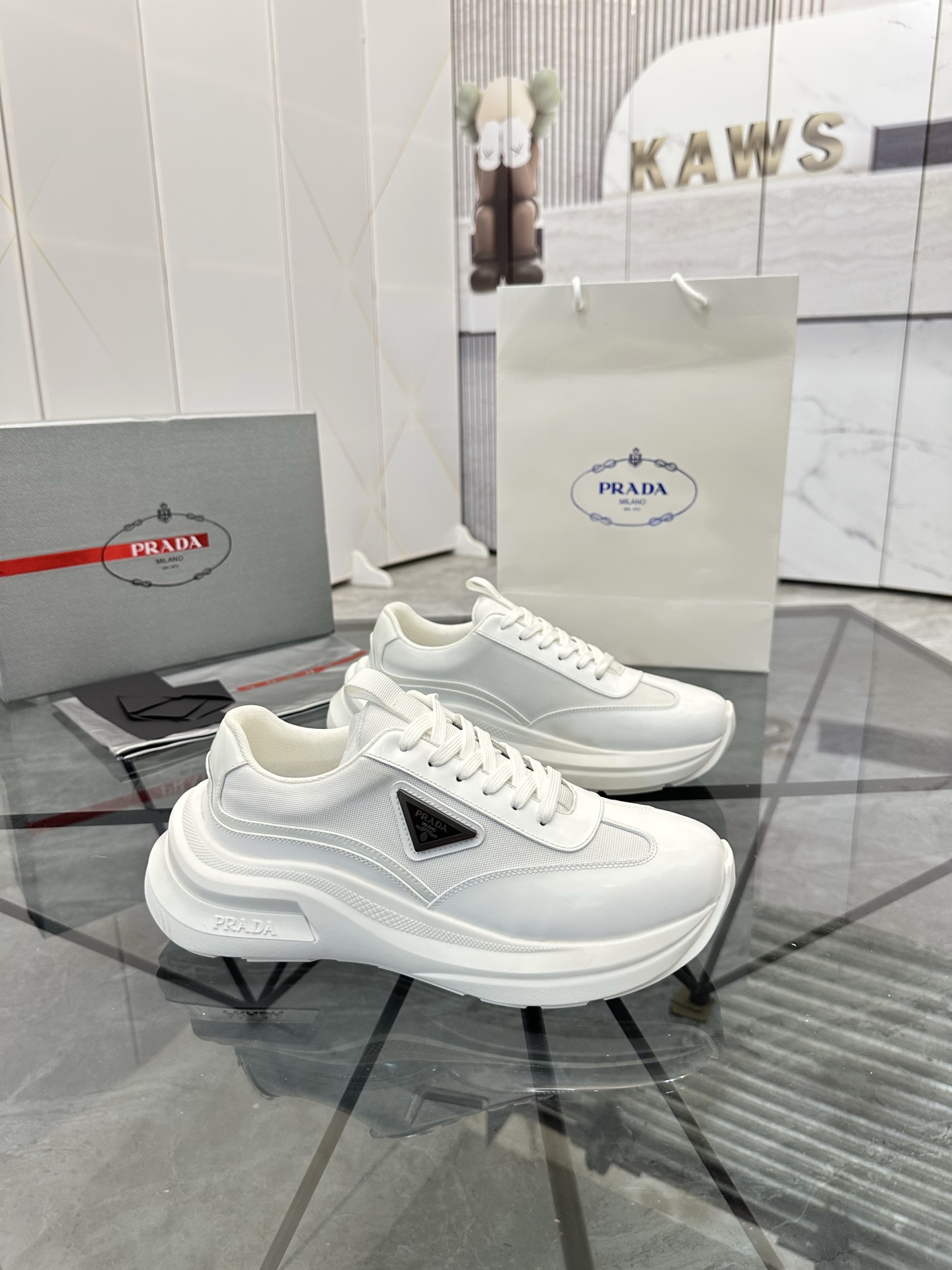 Precio de venta: P310 Artículos de alta gama y máxima calidadMarca: Prada *"Prada*" lowtop loafersTa