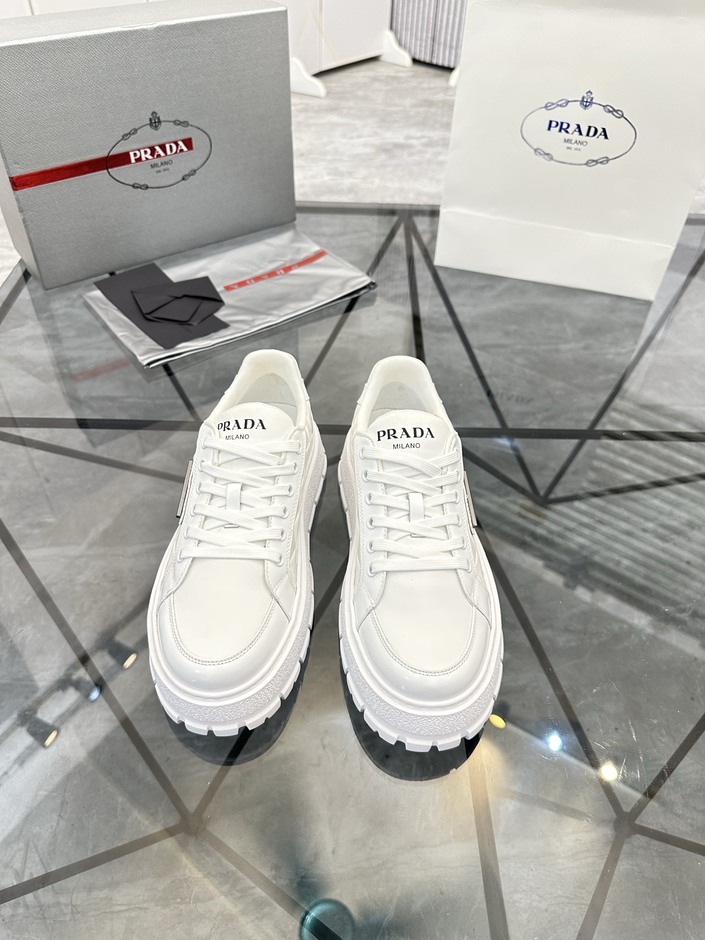 Precio de venta: P270 Artículos de alta gama y calidad superiorMarca: Prada *"Prada*" lowtop casual 