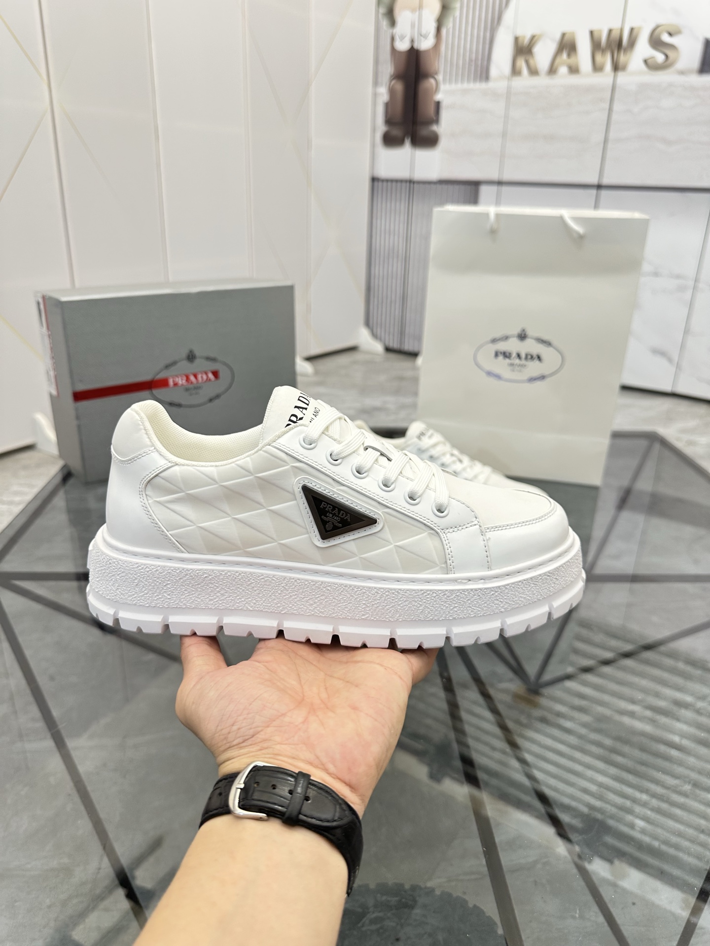 Precio de venta: P270 Artículos de alta gama y calidad superiorMarca: Prada *"Prada*" lowtop casual 