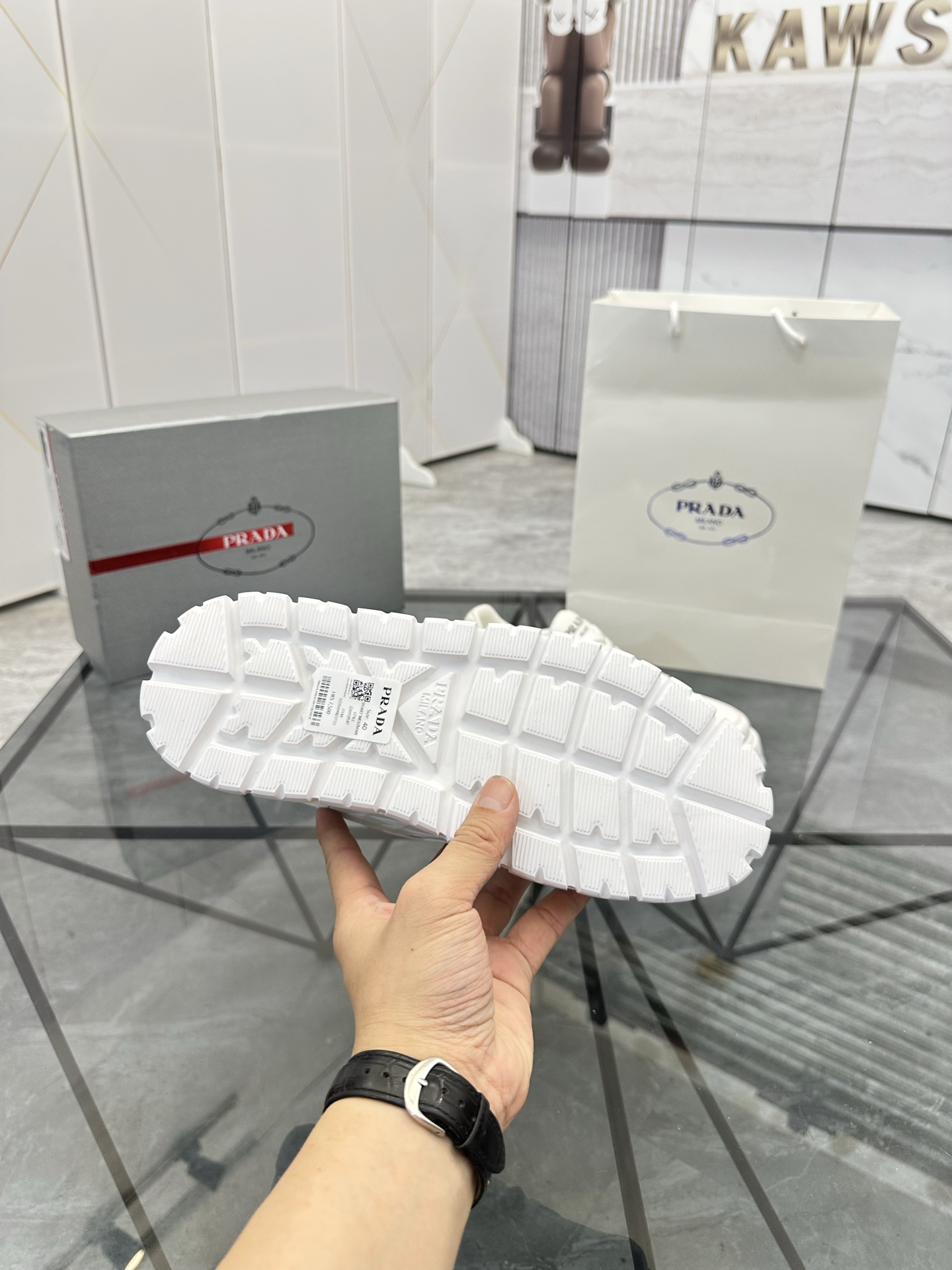 Precio de venta: P270 Artículos de alta gama y calidad superiorMarca: Prada *"Prada*" lowtop casual 