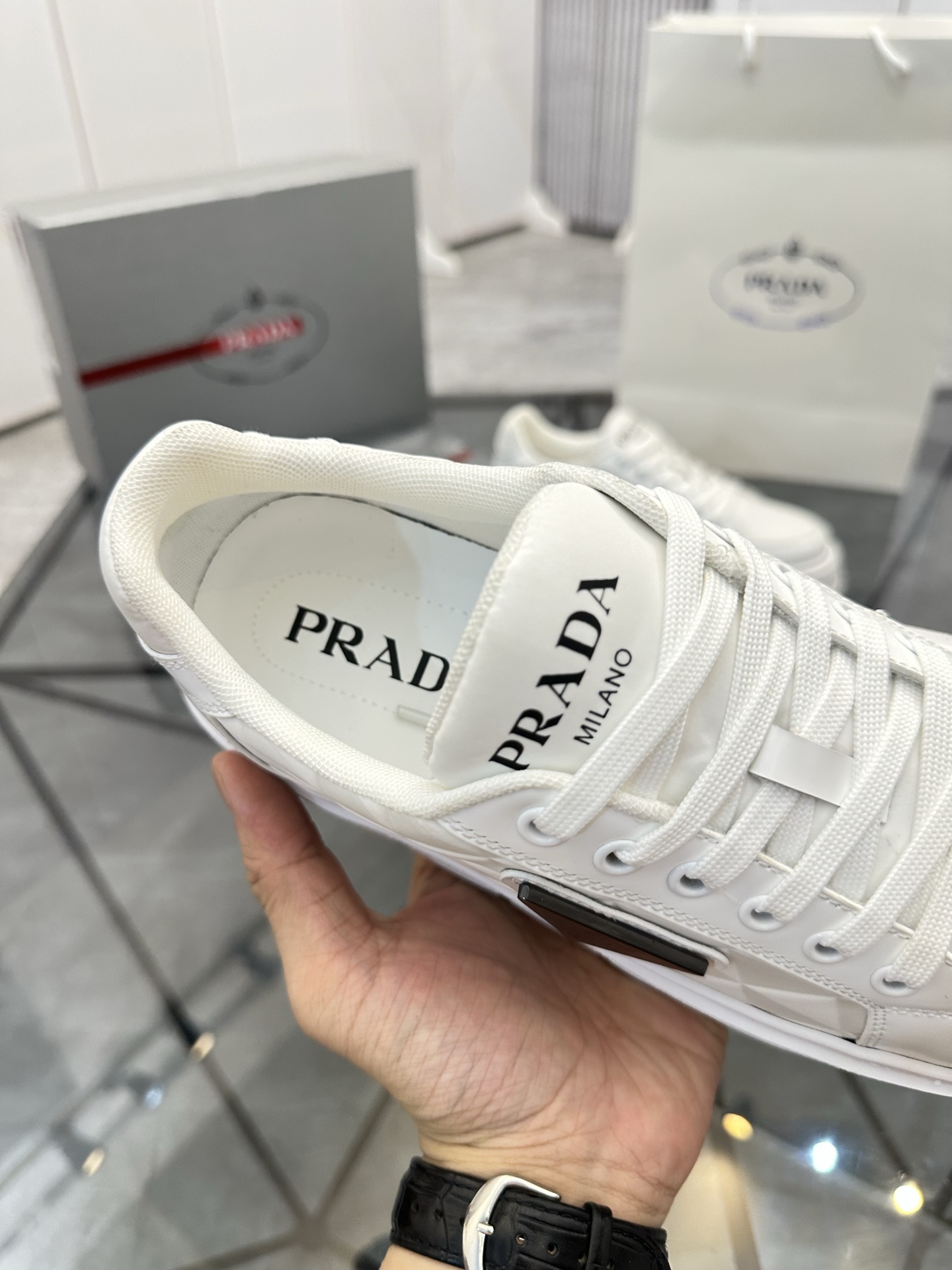 Precio de venta: P270 Artículos de alta gama y calidad superiorMarca: Prada *"Prada*" lowtop casual 