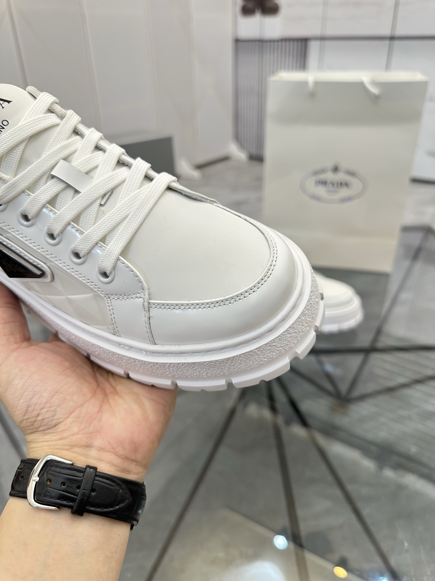 Precio de venta: P270 Artículos de alta gama y calidad superiorMarca: Prada *"Prada*" lowtop casual 