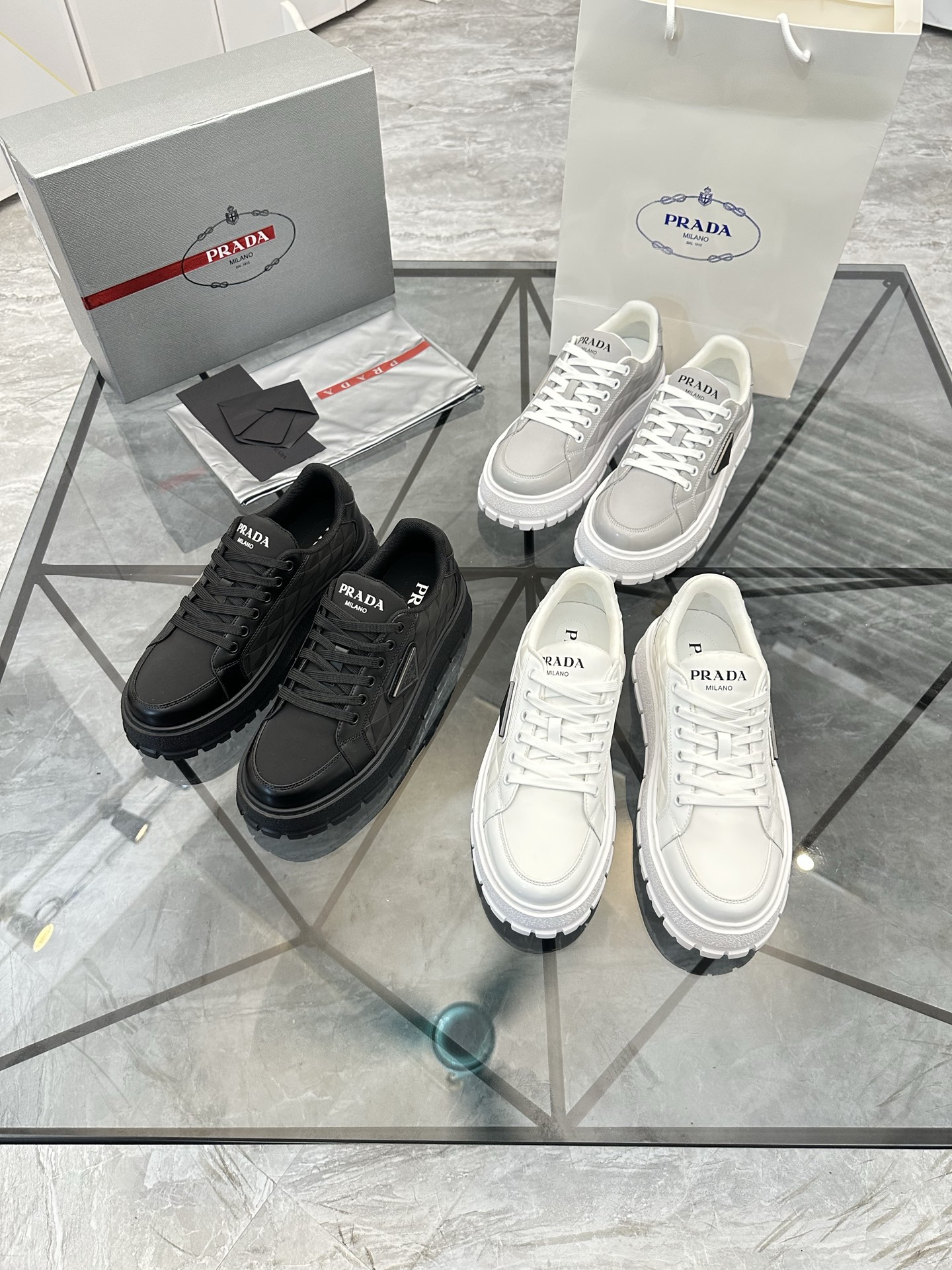 Precio de venta: P270 Artículos de alta gama y calidad superiorMarca: Prada *"Prada*" lowtop casual 