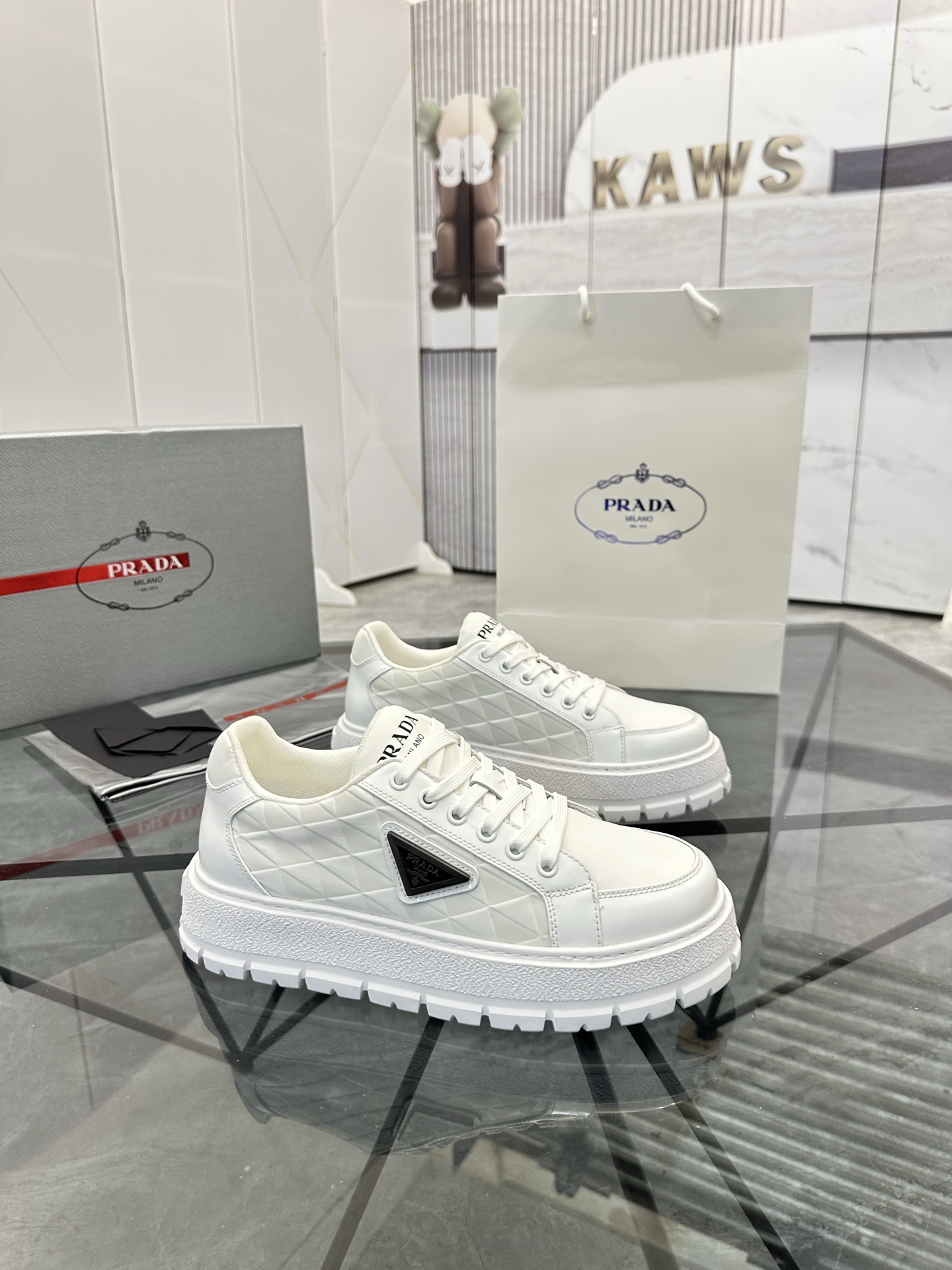 Precio de venta: P270 Artículos de alta gama y calidad superiorMarca: Prada *"Prada*" lowtop casual 
