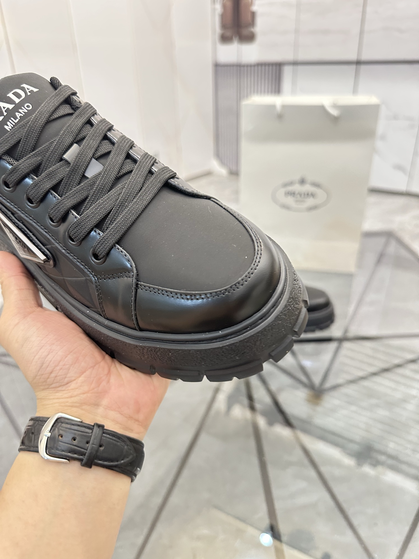 Precio de venta: P270 Artículos de alta gama y calidad superiorMarca: Prada *"Prada*" lowtop casual 
