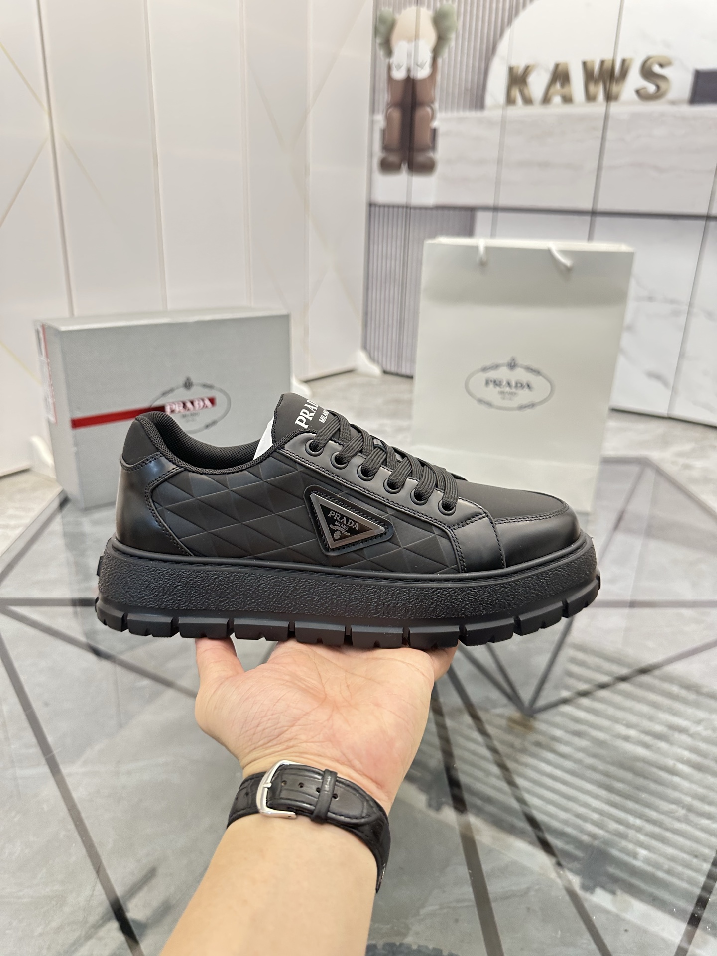 Precio de venta: P270 Artículos de alta gama y calidad superiorMarca: Prada *"Prada*" lowtop casual 