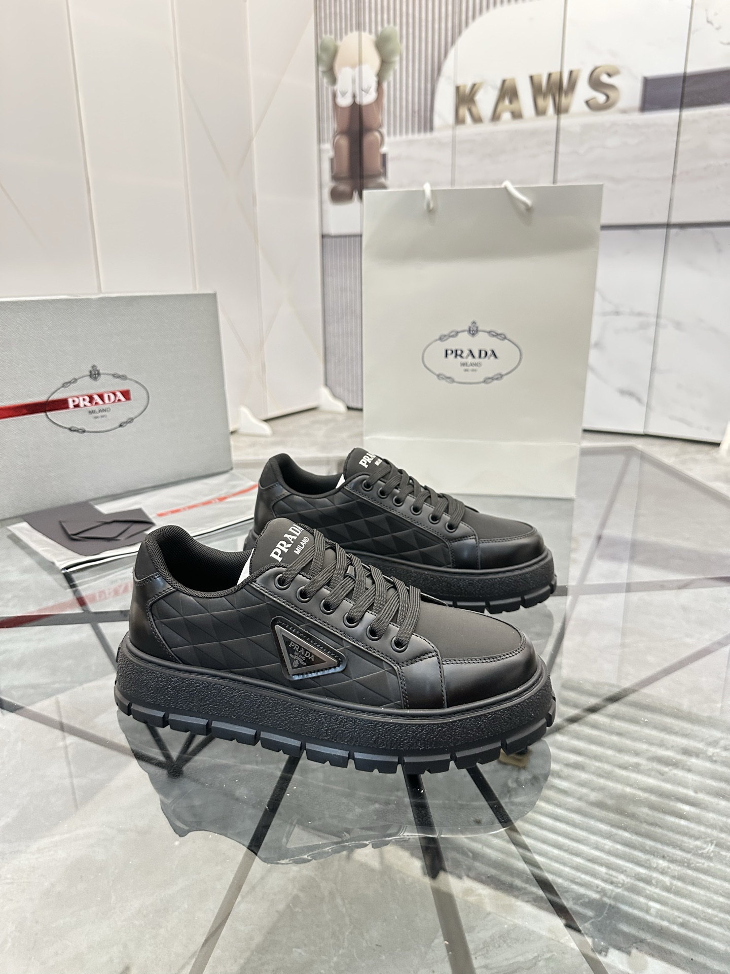 Precio de venta: P270 Artículos de alta gama y calidad superiorMarca: Prada *"Prada*" lowtop casual 