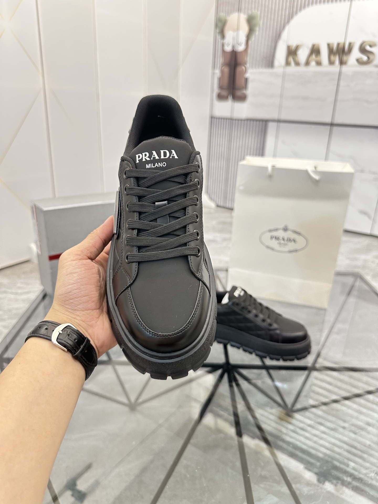 Precio de venta: P270 Artículos de alta gama y calidad superiorMarca: Prada *"Prada*" lowtop casual 
