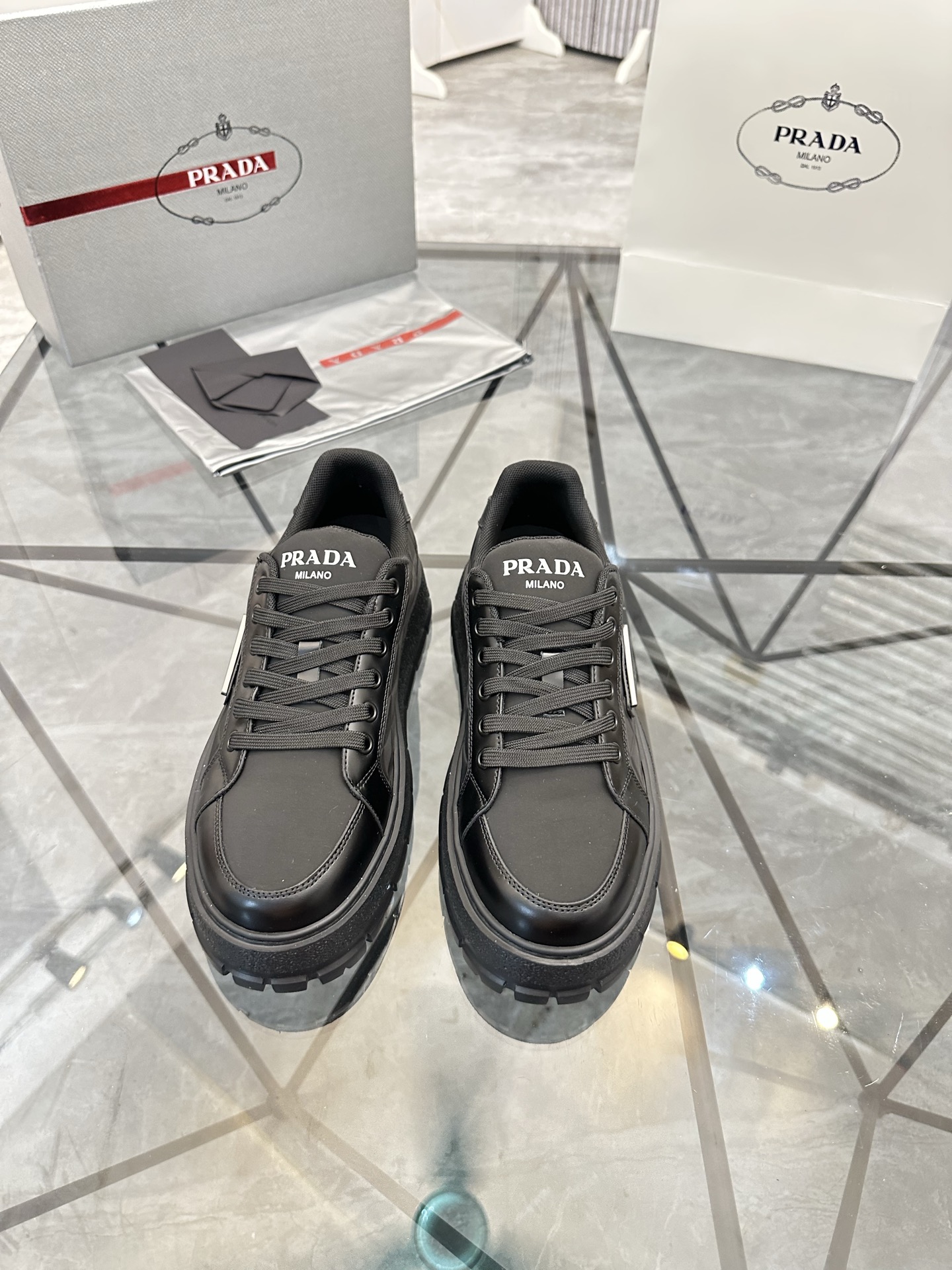 Precio de venta: P270 Artículos de alta gama y calidad superiorMarca: Prada *"Prada*" lowtop casual 