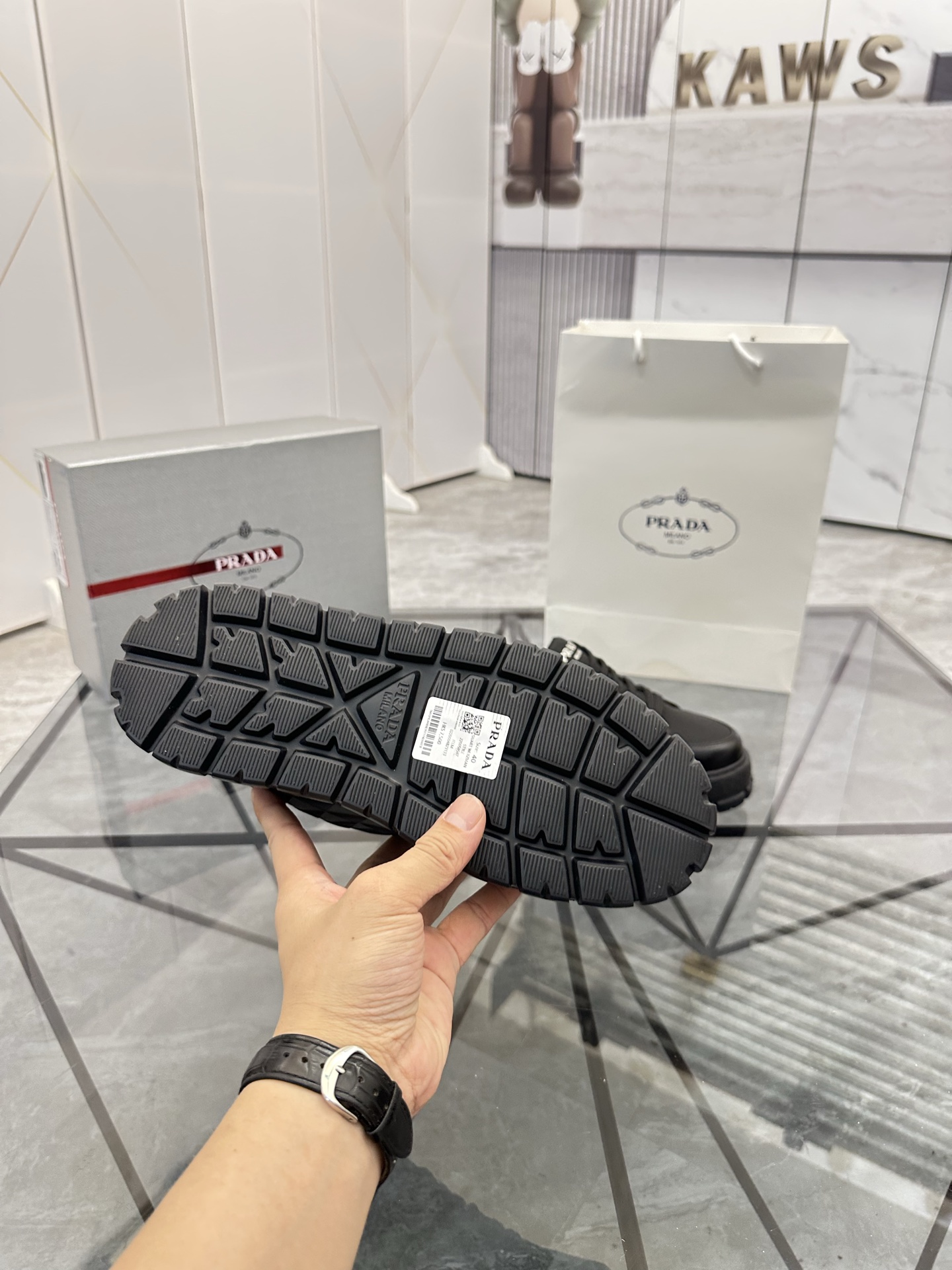 Precio de venta: P270 Artículos de alta gama y calidad superiorMarca: Prada *"Prada*" lowtop casual 