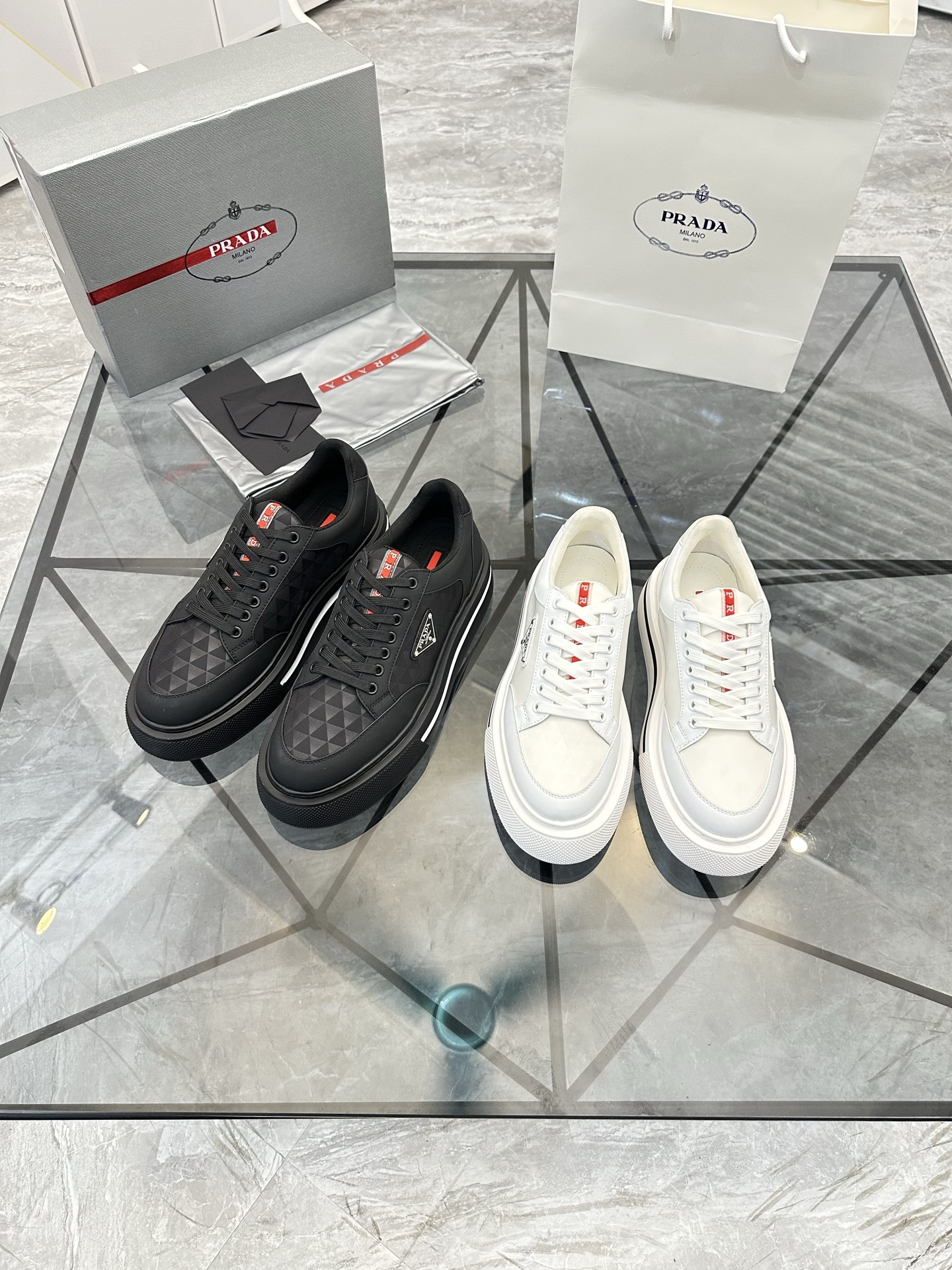 Precio de venta: P270 Artículos de alta gama y calidad superiorMarca: Prada *"Prada*" lowtop casual 