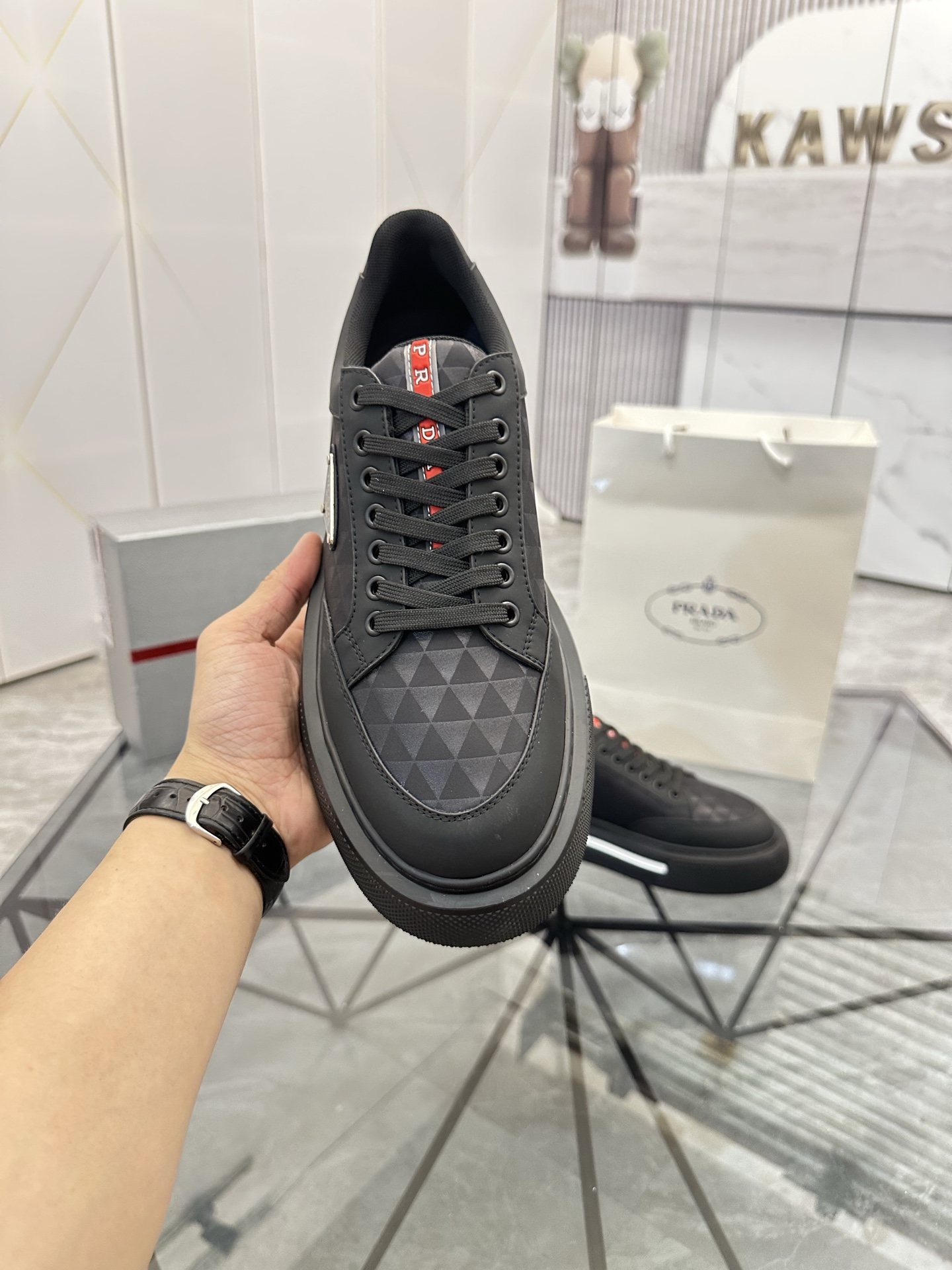 Precio de venta: P270 Artículos de alta gama y calidad superiorMarca: Prada *"Prada*" lowtop casual 