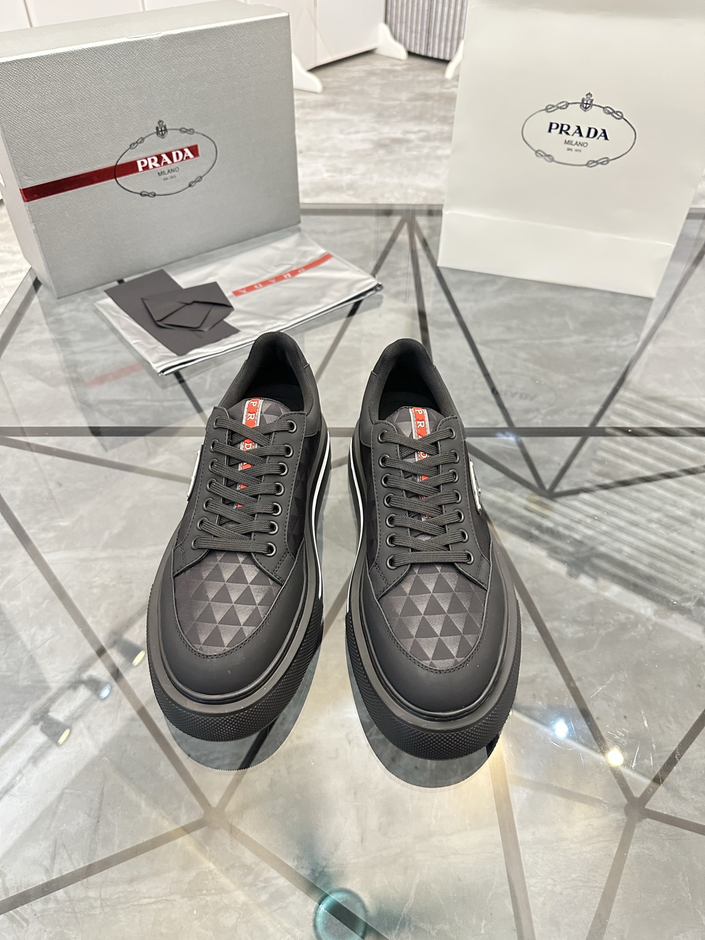 Precio de venta: P270 Artículos de alta gama y calidad superiorMarca: Prada *"Prada*" lowtop casual 