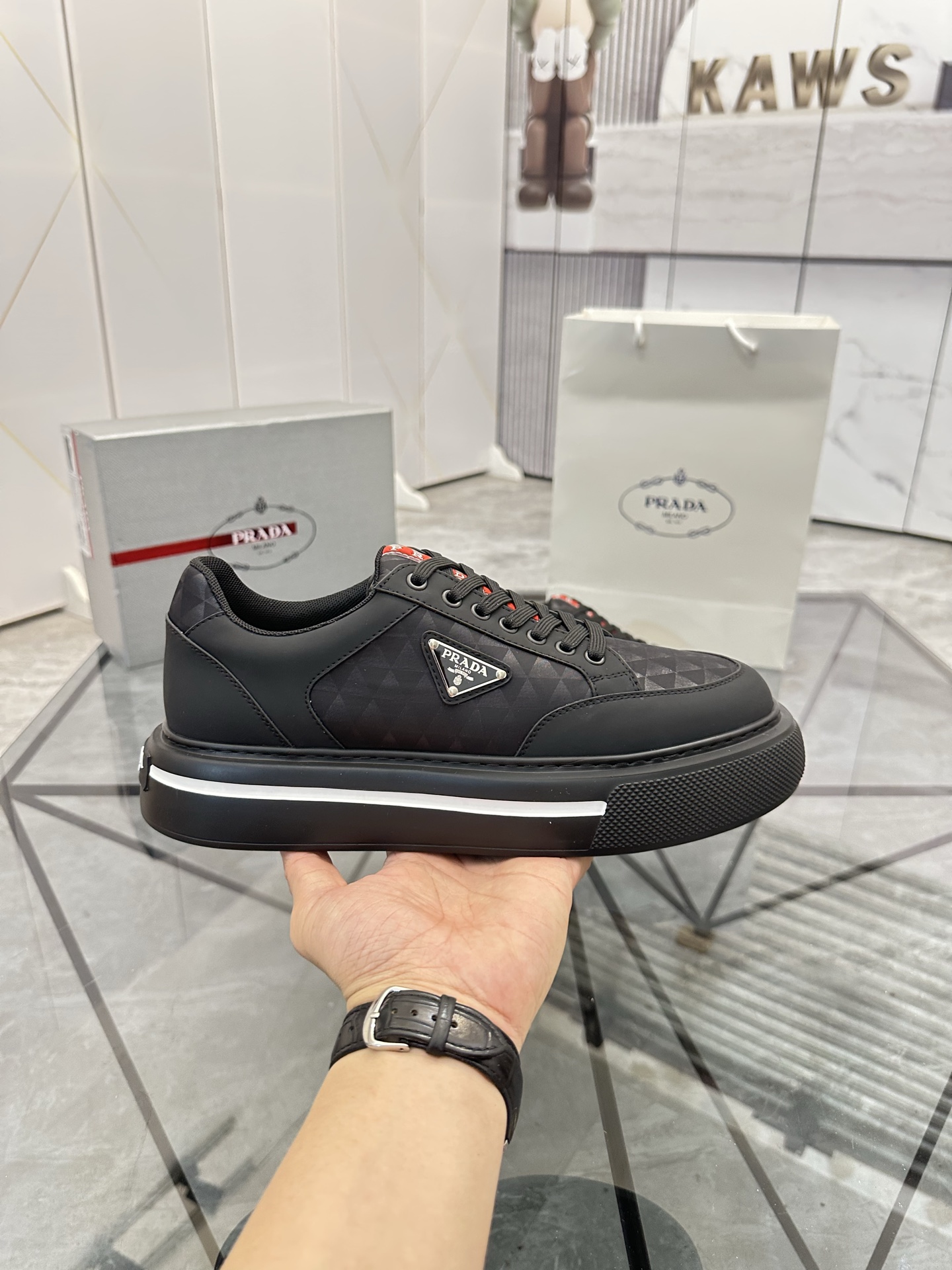 Precio de venta: P270 Artículos de alta gama y calidad superiorMarca: Prada *"Prada*" lowtop casual 