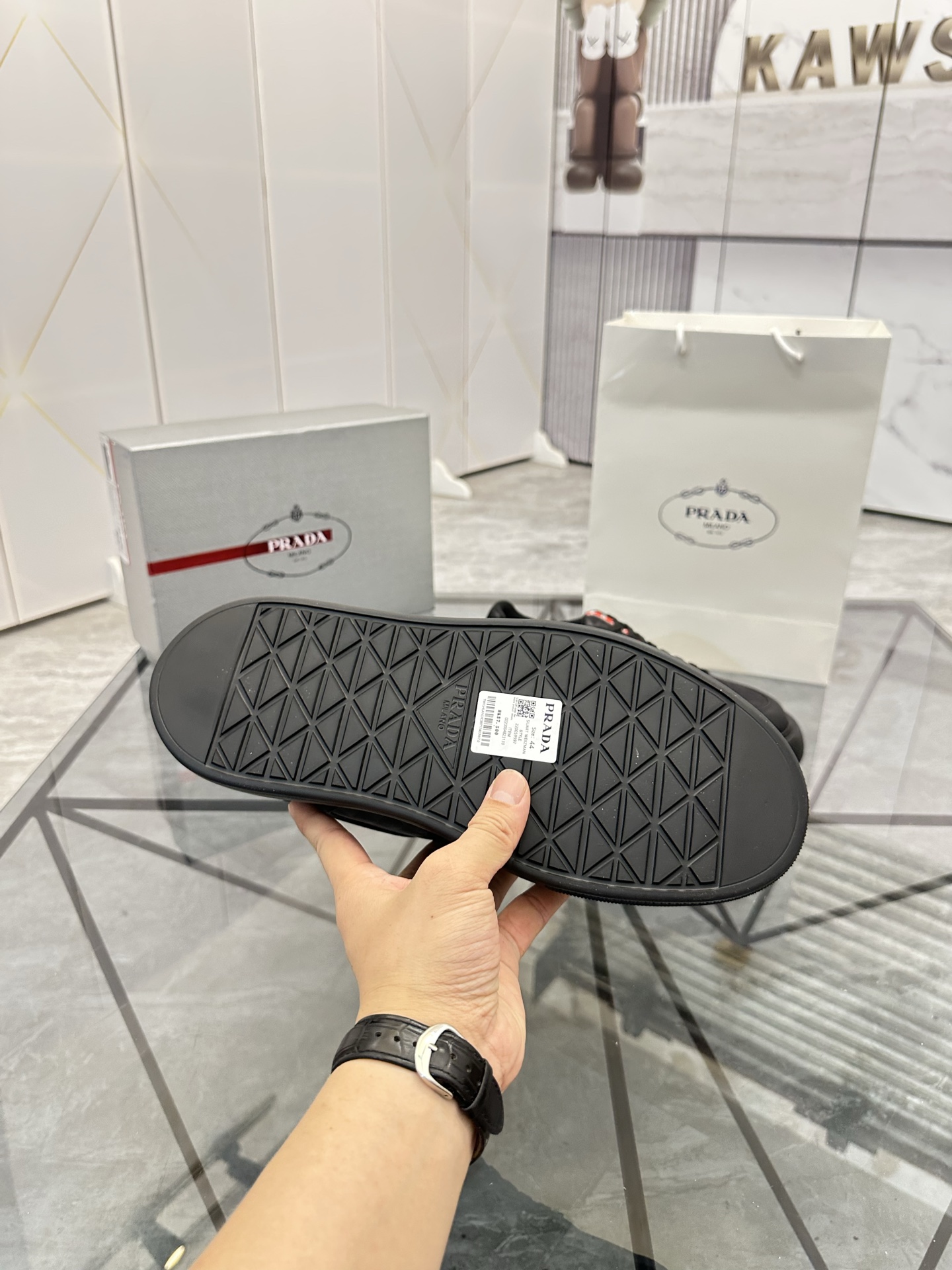 Precio de venta: P270 Artículos de alta gama y calidad superiorMarca: Prada *"Prada*" lowtop casual 