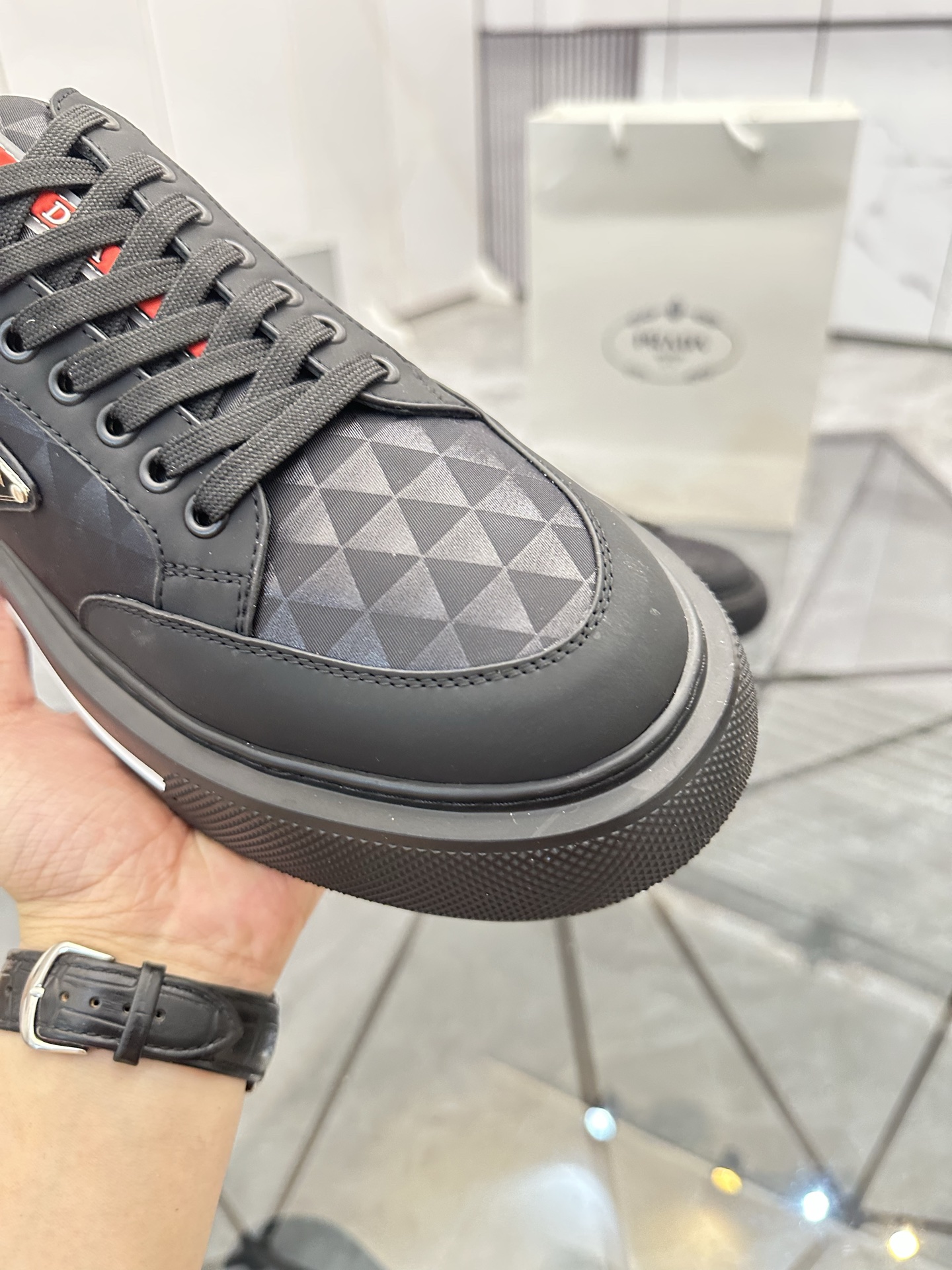 Precio de venta: P270 Artículos de alta gama y calidad superiorMarca: Prada *"Prada*" lowtop casual 
