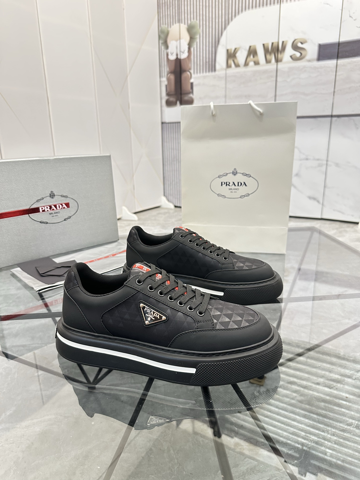 Precio de venta: P270 Artículos de alta gama y calidad superiorMarca: Prada *"Prada*" lowtop casual 