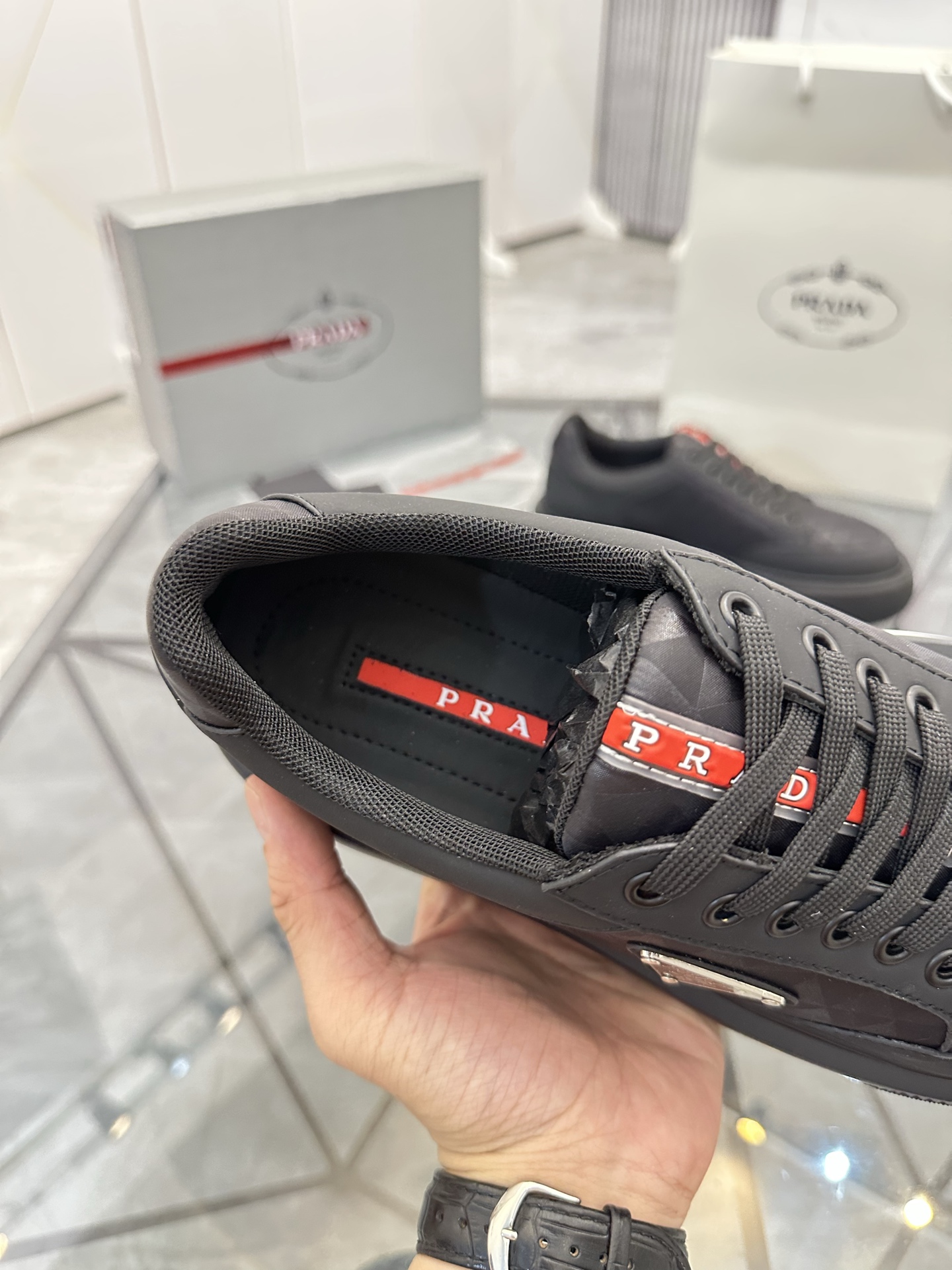 Precio de venta: P270 Artículos de alta gama y calidad superiorMarca: Prada *"Prada*" lowtop casual 