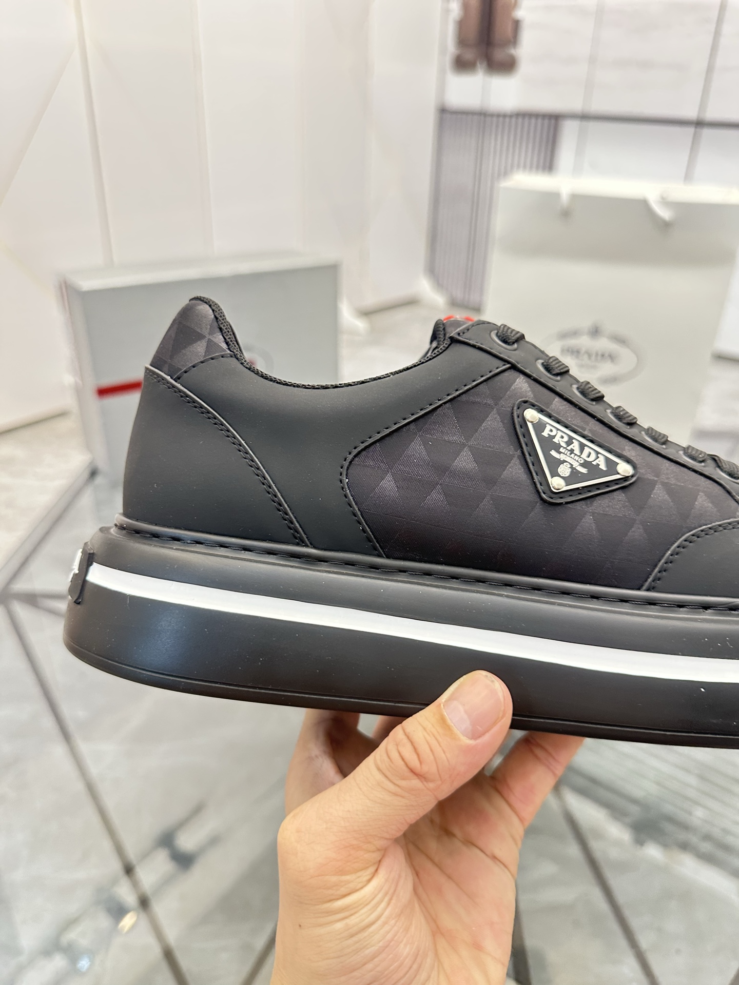 Precio de venta: P270 Artículos de alta gama y calidad superiorMarca: Prada *"Prada*" lowtop casual 