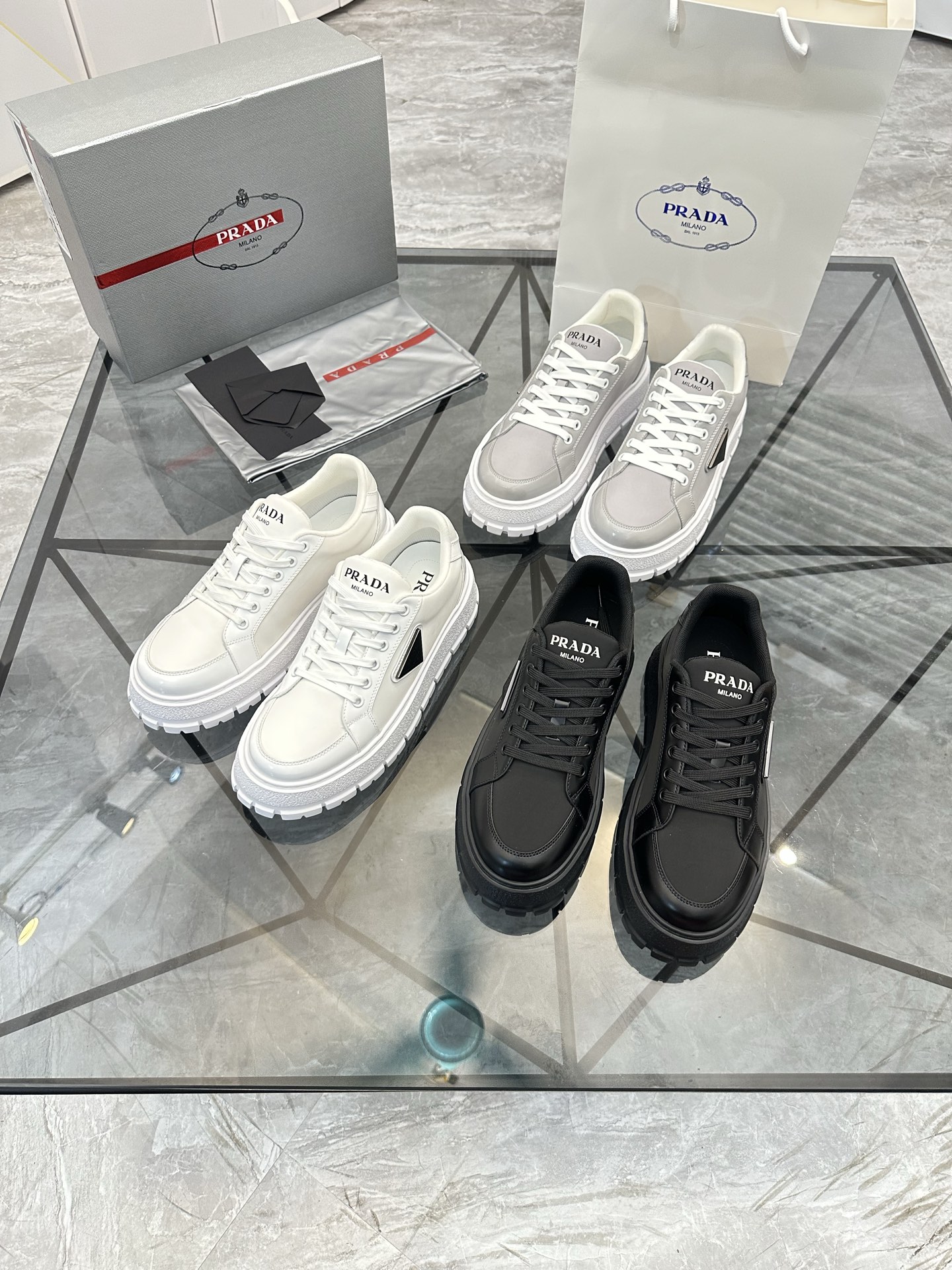 Precio de venta: P270 Artículos de alta gama y calidad superiorMarca: Prada *"Prada*" lowtop casual 