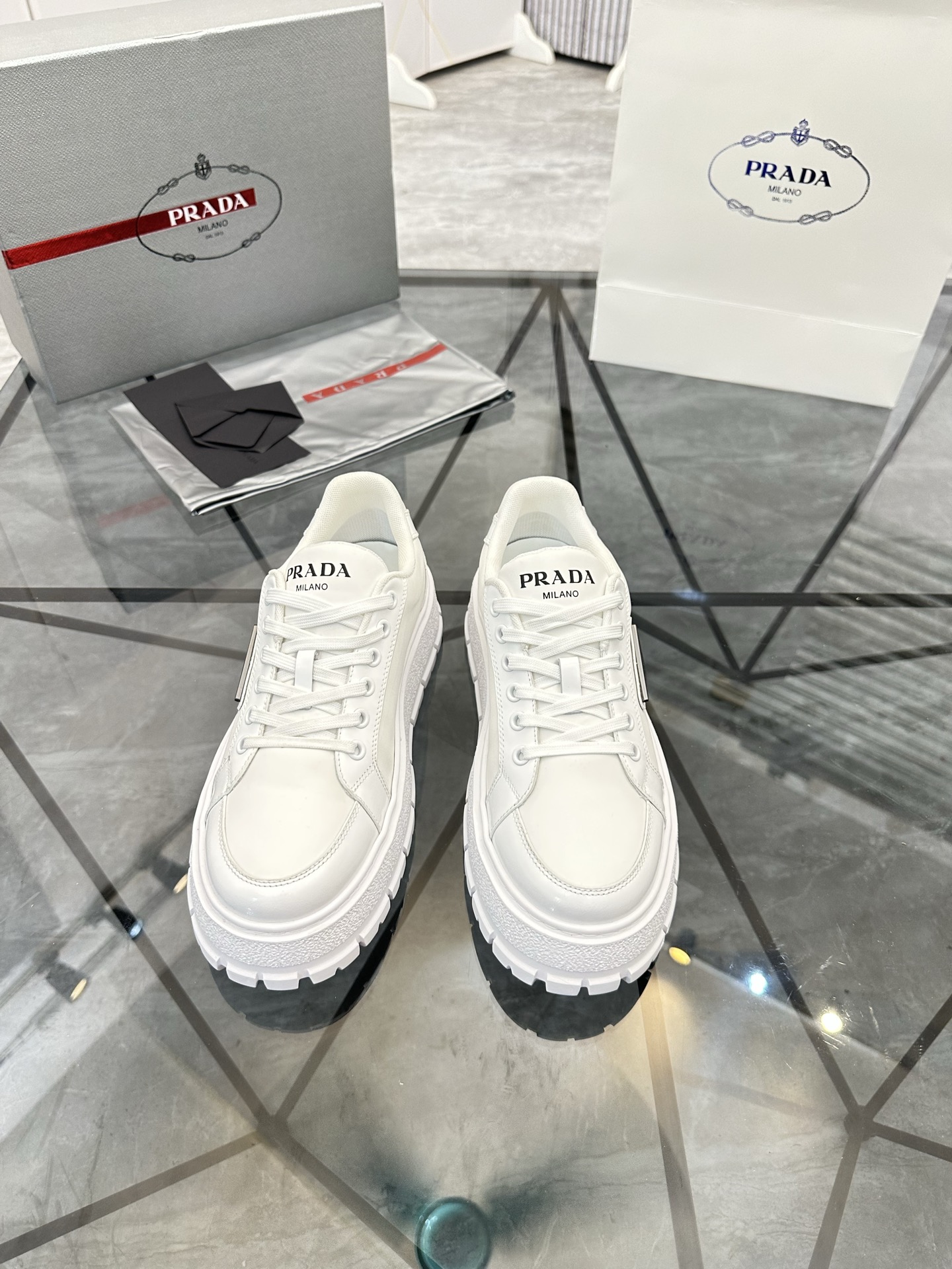 Precio de venta: P270 Artículos de alta gama y calidad superiorMarca: Prada *"Prada*" lowtop casual 