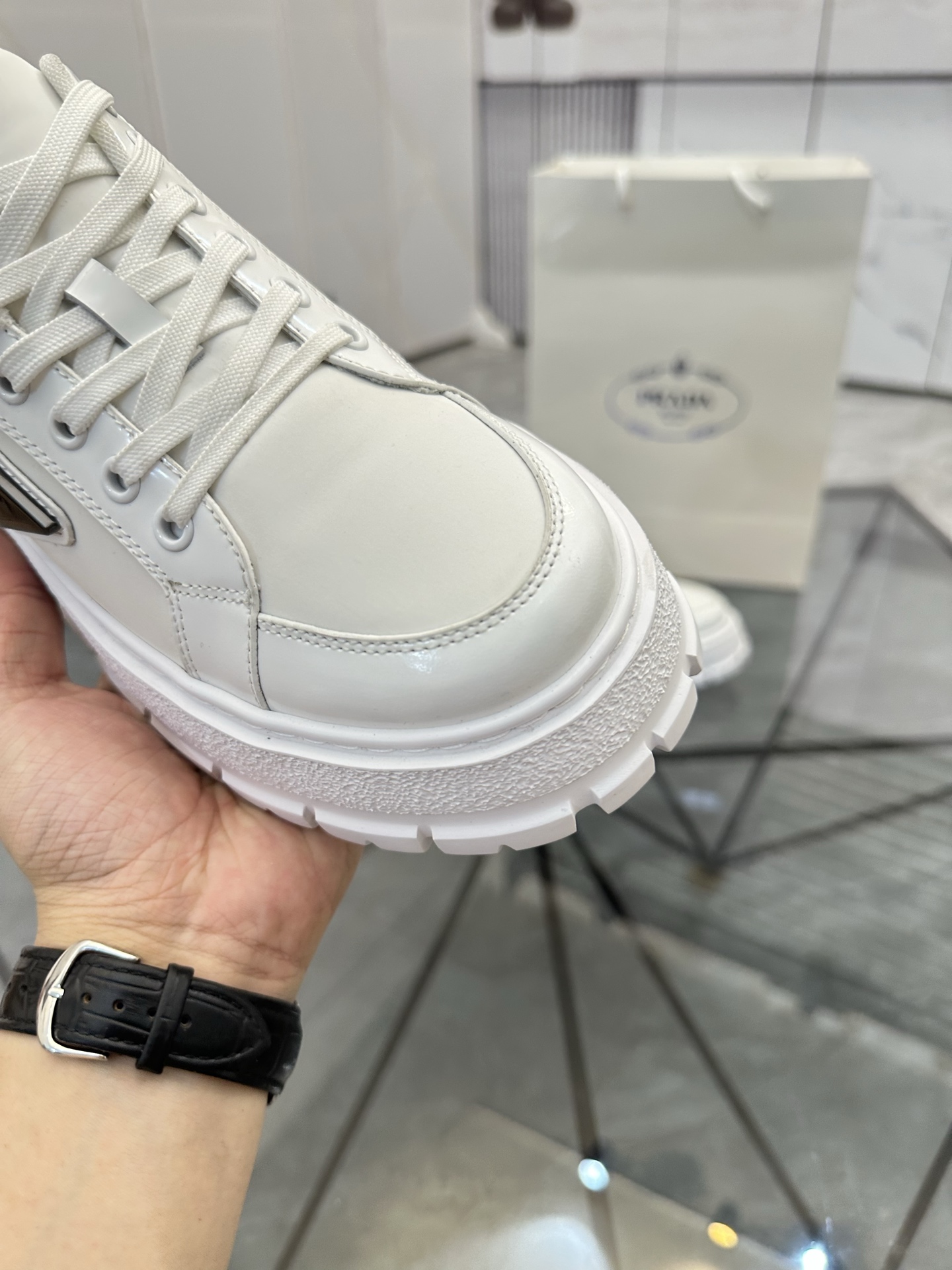 Precio de venta: P270 Artículos de alta gama y calidad superiorMarca: Prada *"Prada*" lowtop casual 