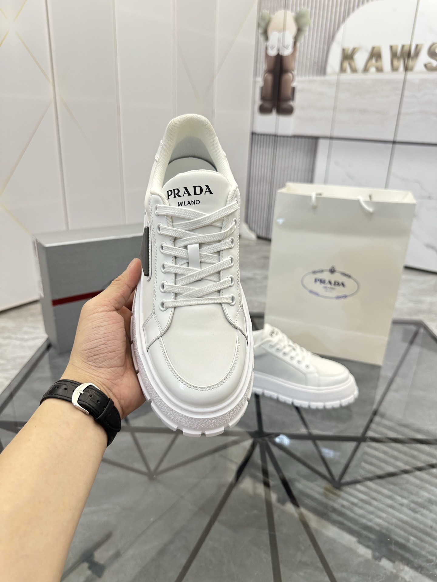 Precio de venta: P270 Artículos de alta gama y calidad superiorMarca: Prada *"Prada*" lowtop casual 
