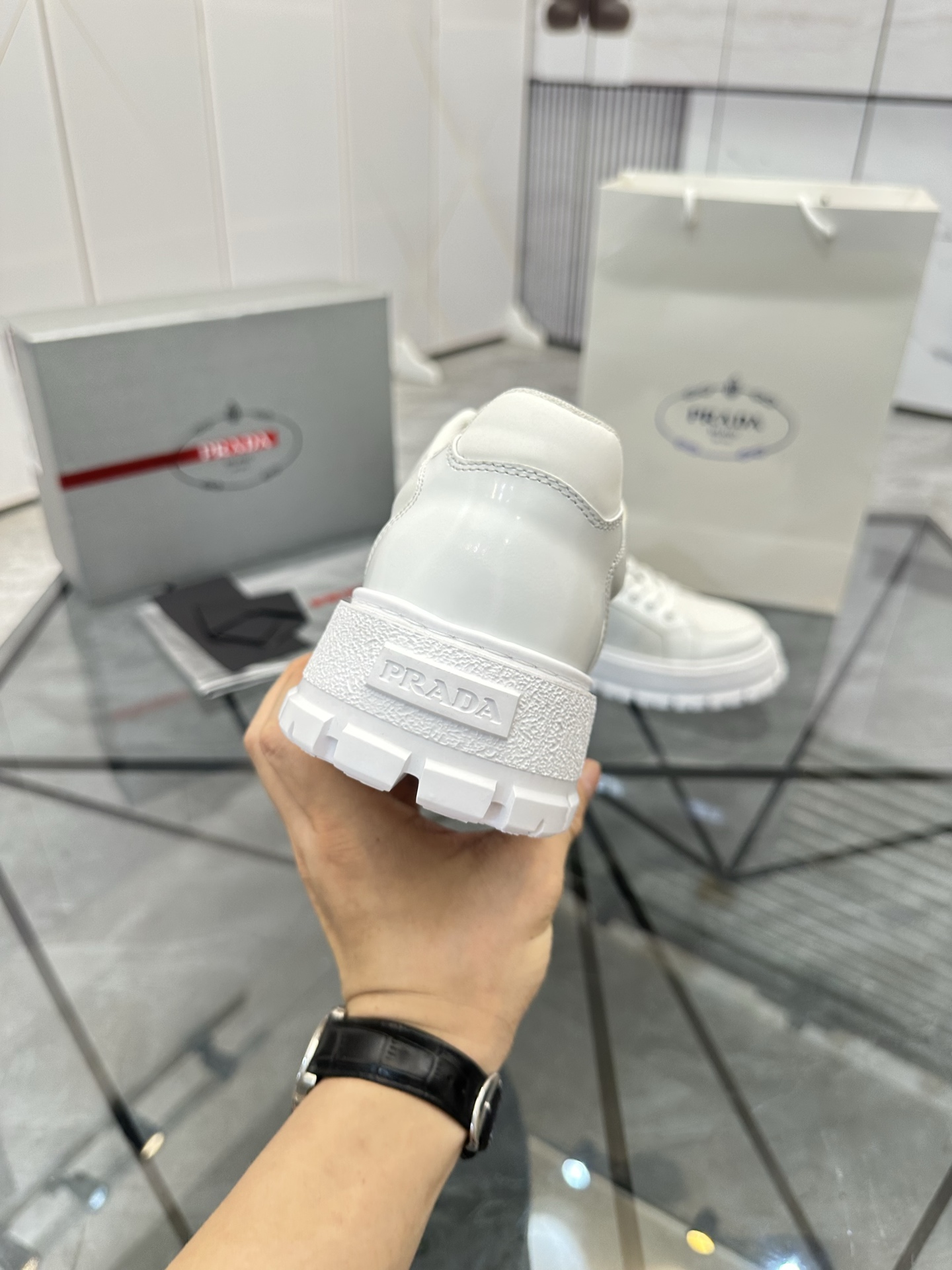 Precio de venta: P270 Artículos de alta gama y calidad superiorMarca: Prada *"Prada*" lowtop casual 