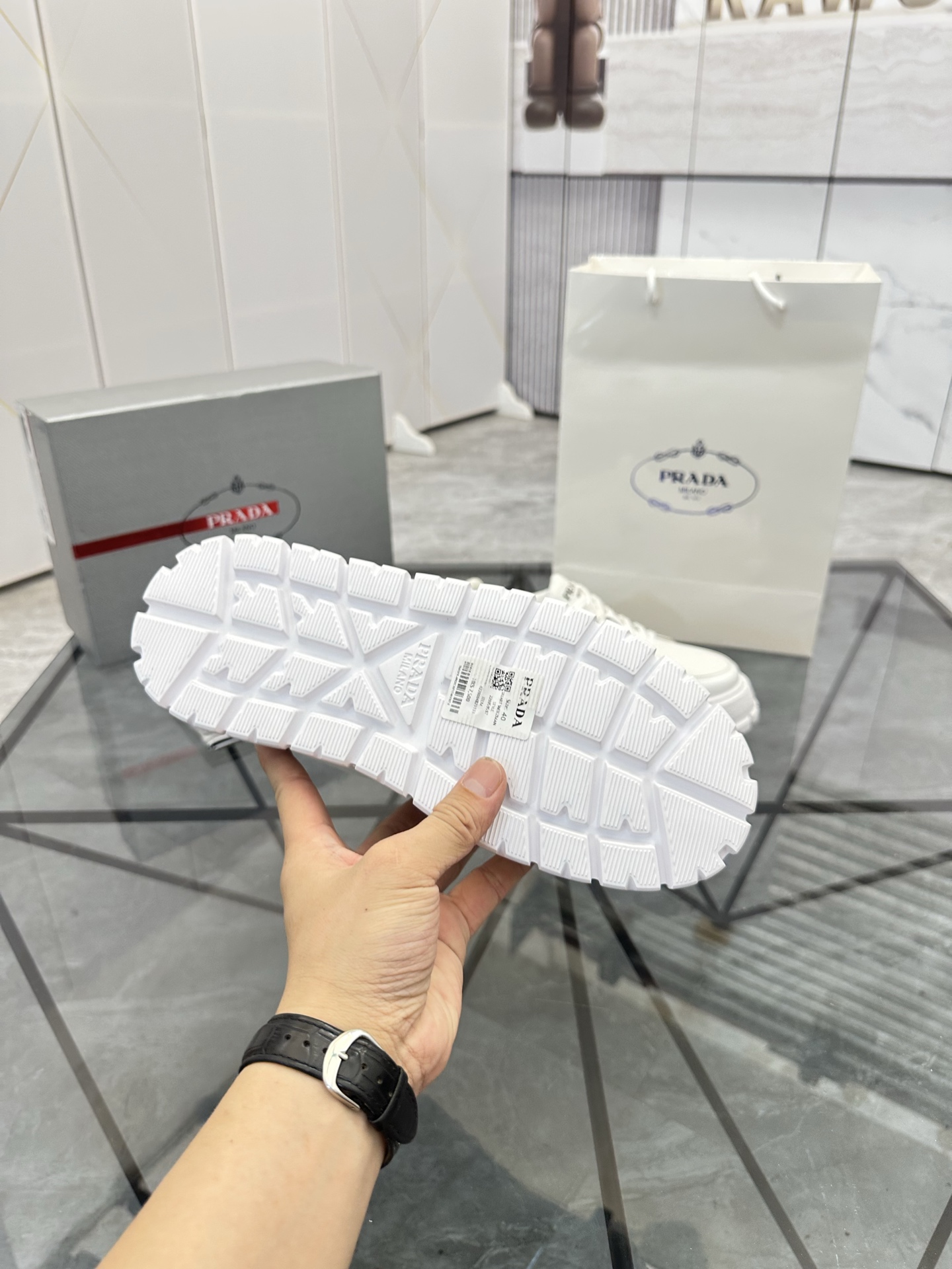 Precio de venta: P270 Artículos de alta gama y calidad superiorMarca: Prada *"Prada*" lowtop casual 