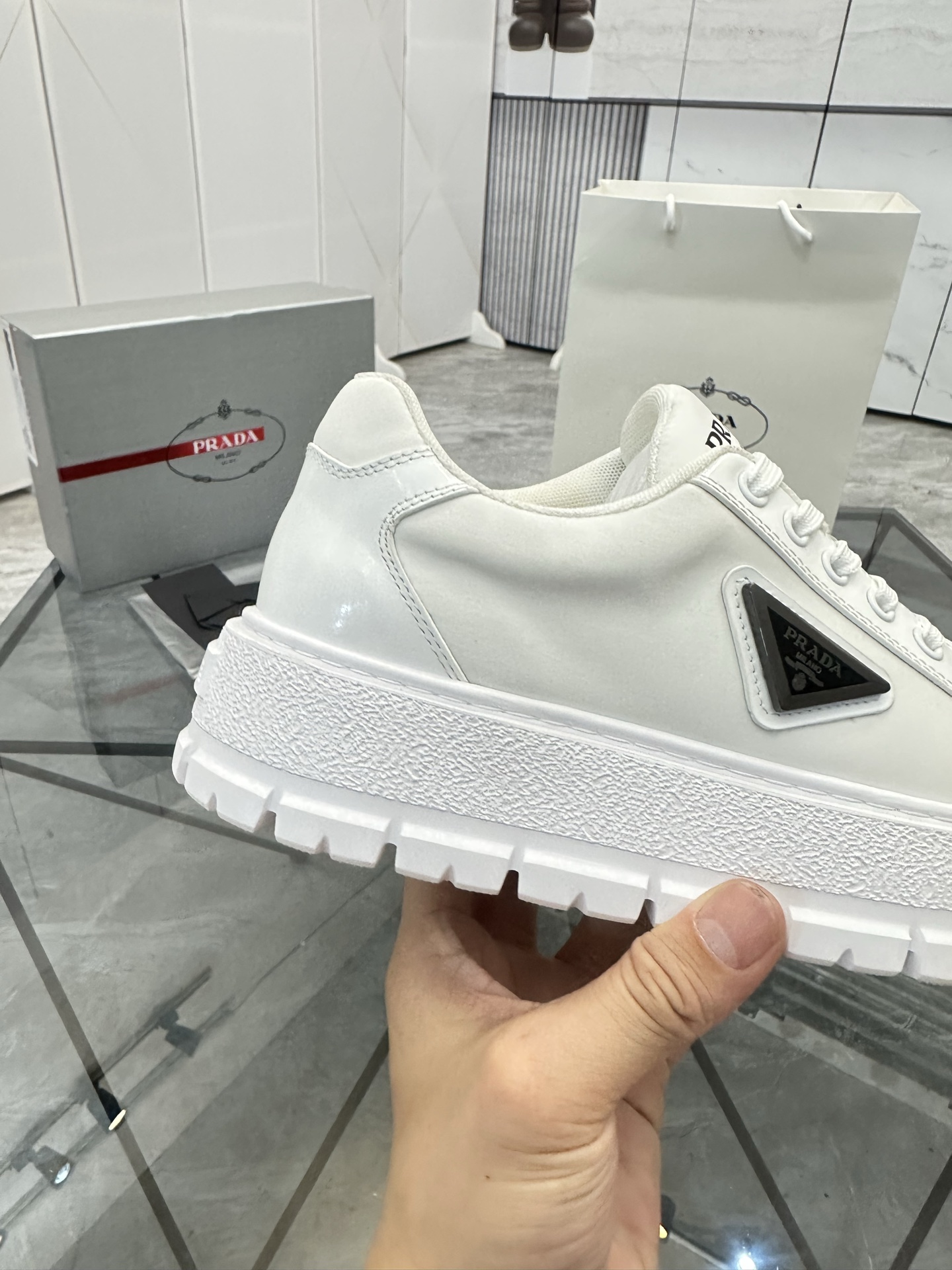 Precio de venta: P270 Artículos de alta gama y calidad superiorMarca: Prada *"Prada*" lowtop casual 