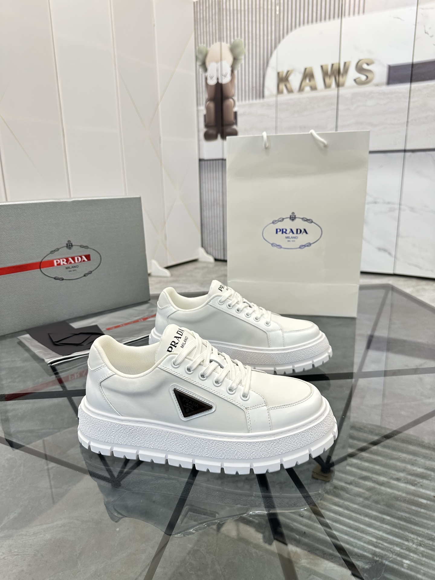 Precio de venta: P270 Artículos de alta gama y calidad superiorMarca: Prada *"Prada*" lowtop casual 