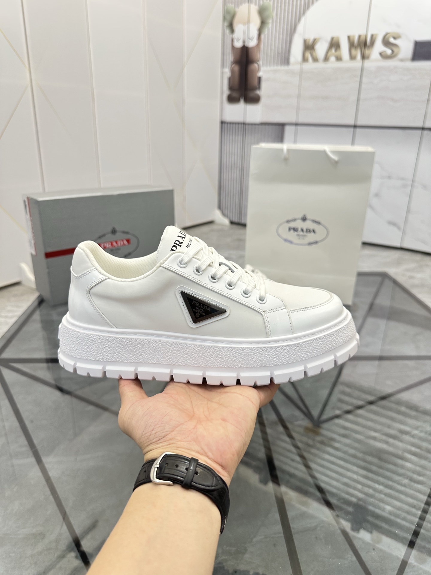 Precio de venta: P270 Artículos de alta gama y calidad superiorMarca: Prada *"Prada*" lowtop casual 