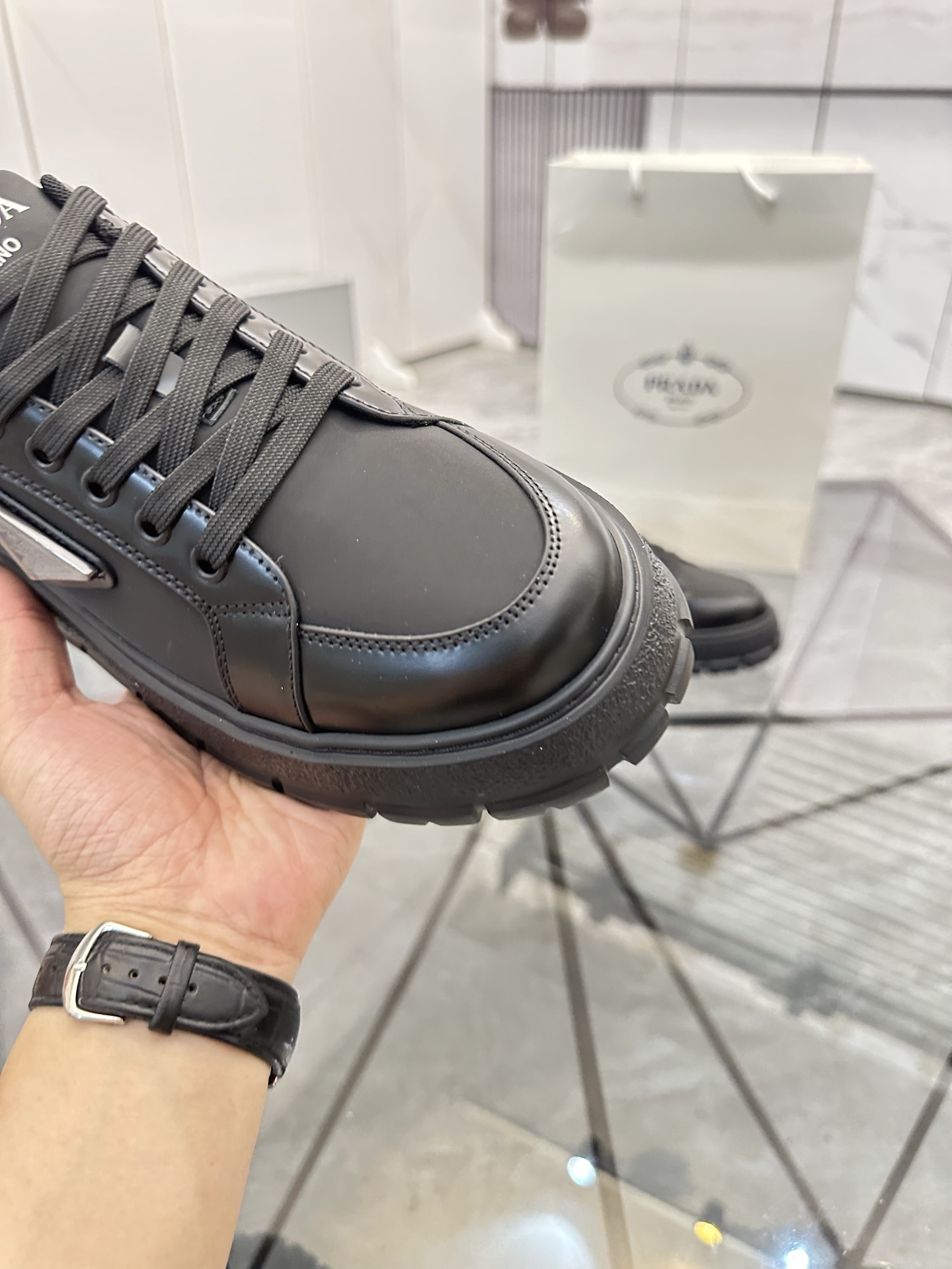 Precio de venta: P270 Artículos de alta gama y calidad superiorMarca: Prada *"Prada*" lowtop casual 