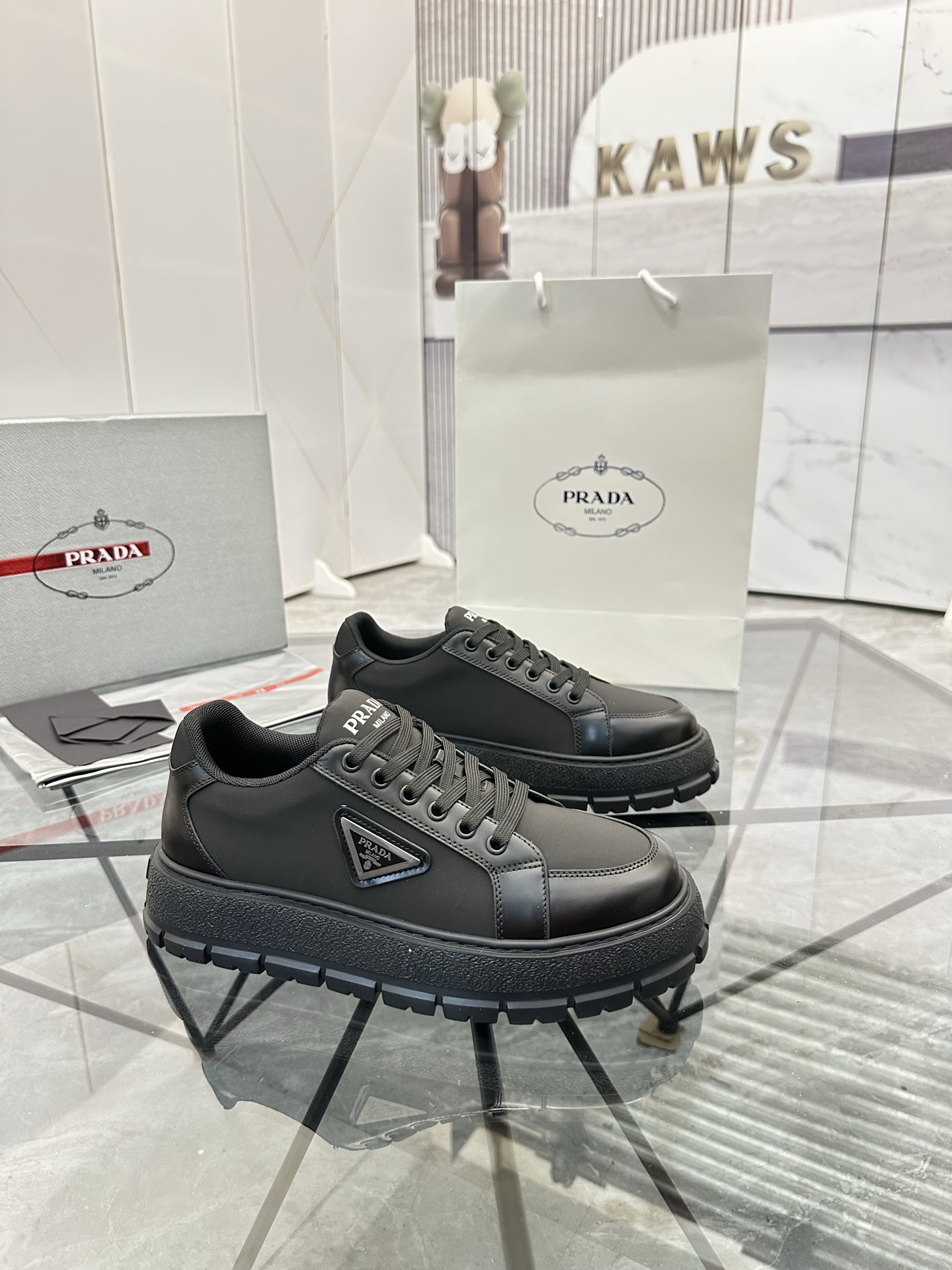 Precio de venta: P270 Artículos de alta gama y calidad superiorMarca: Prada *"Prada*" lowtop casual 