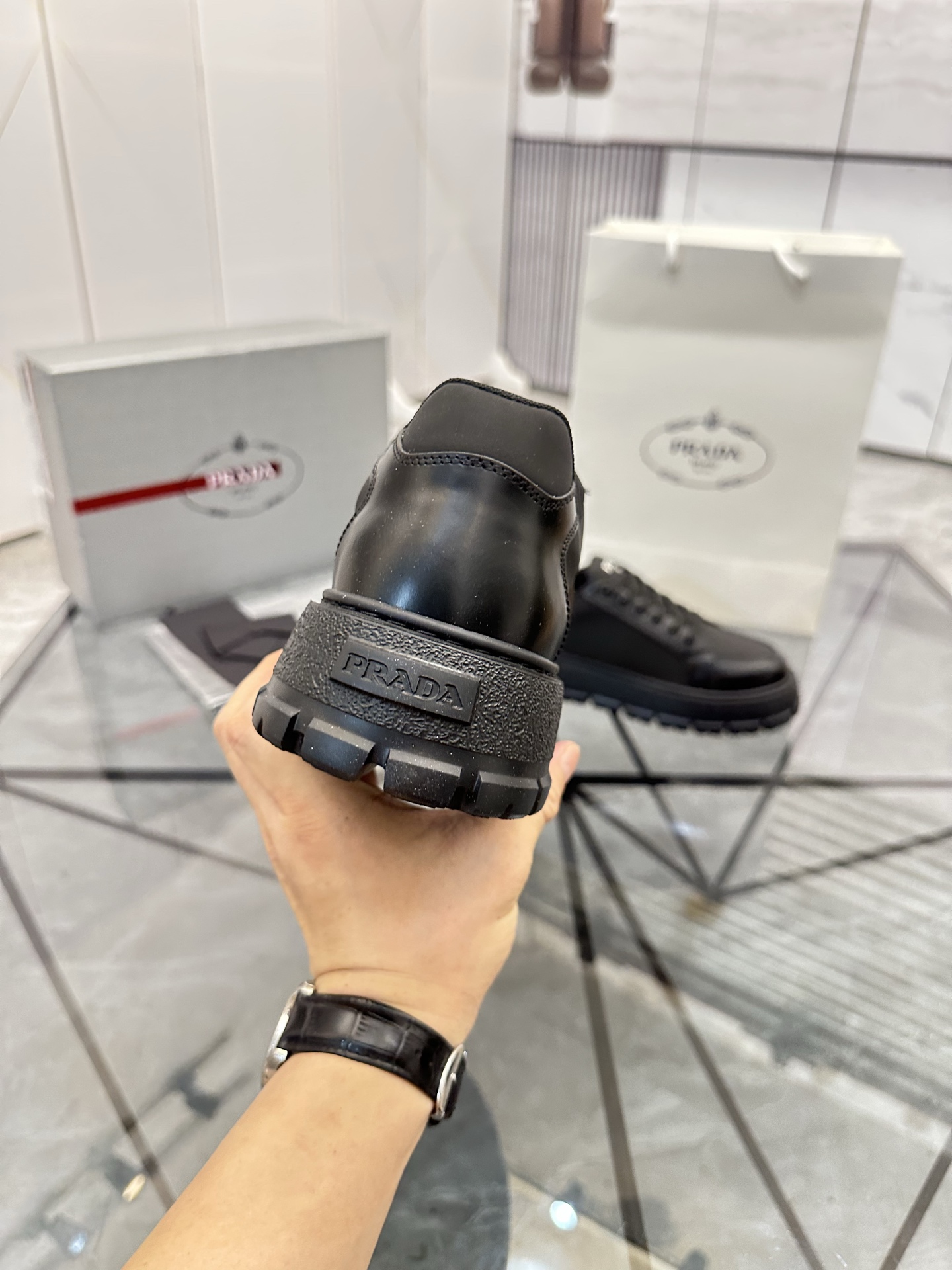 Precio de venta: P270 Artículos de alta gama y calidad superiorMarca: Prada *"Prada*" lowtop casual 