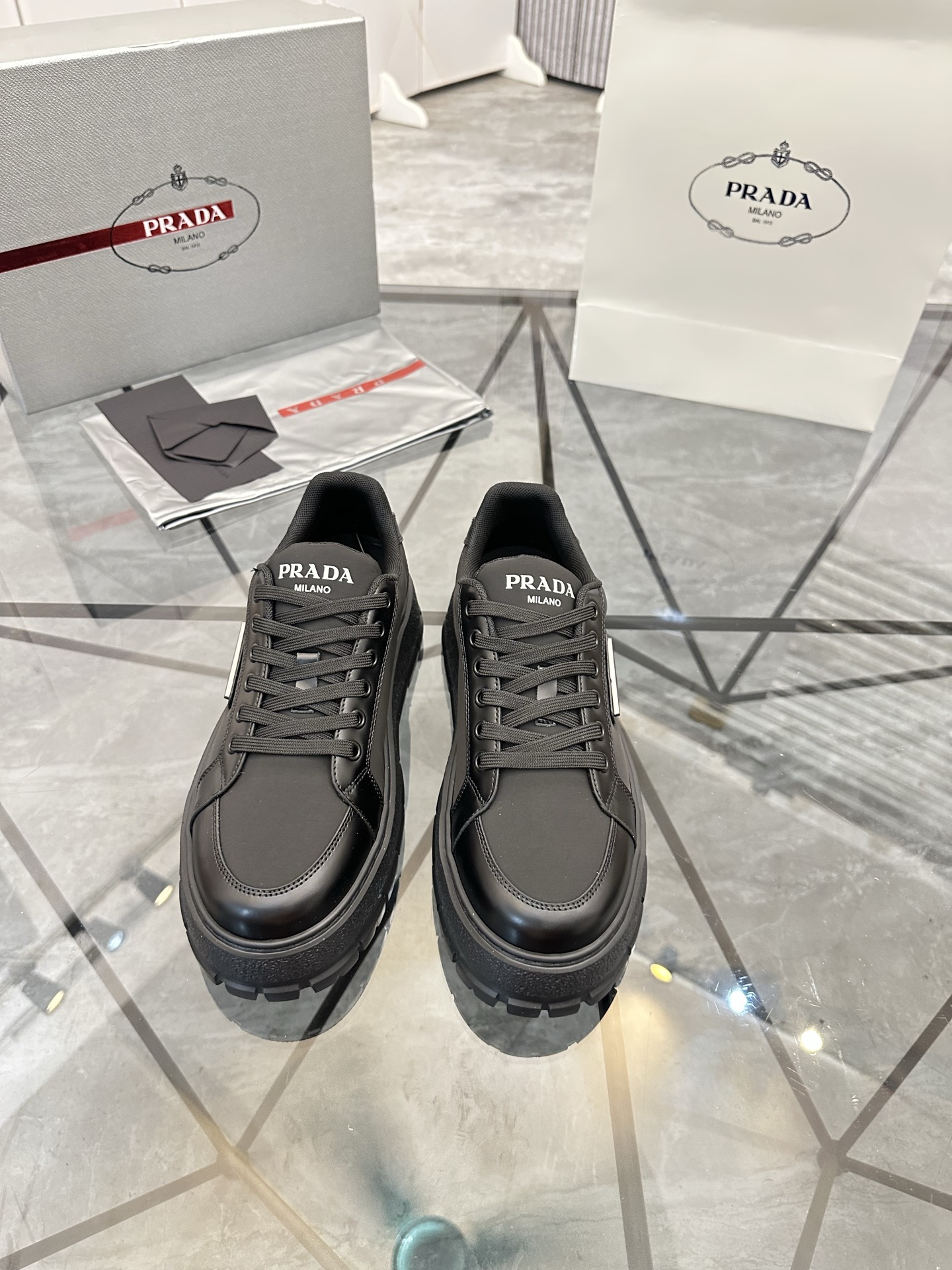 Precio de venta: P270 Artículos de alta gama y calidad superiorMarca: Prada *"Prada*" lowtop casual 