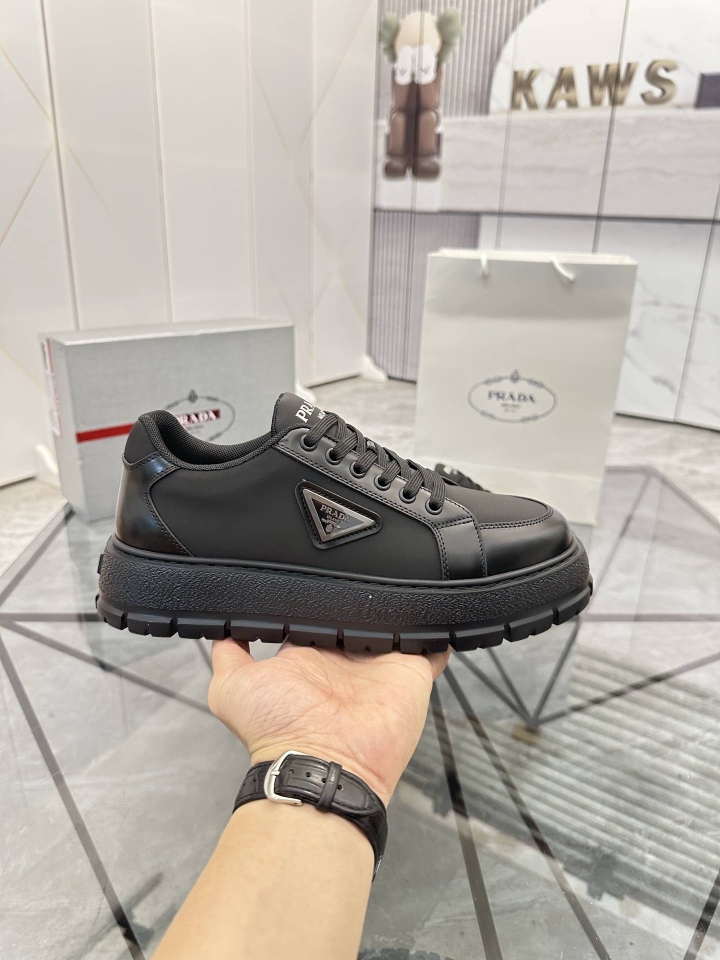 Precio de venta: P270 Artículos de alta gama y calidad superiorMarca: Prada *"Prada*" lowtop casual 