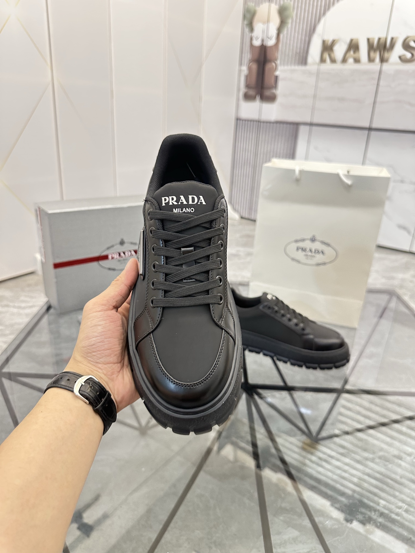 Precio de venta: P270 Artículos de alta gama y calidad superiorMarca: Prada *"Prada*" lowtop casual 