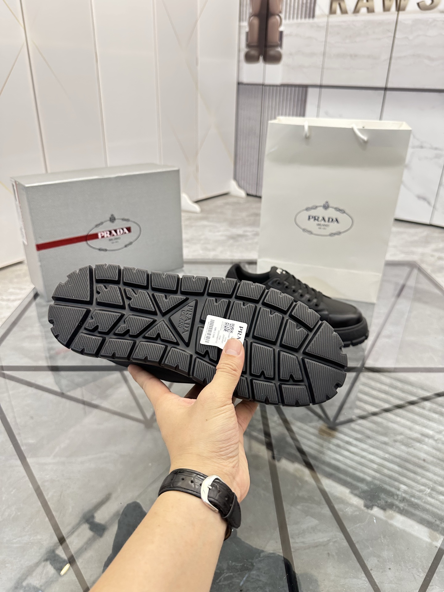 Precio de venta: P270 Artículos de alta gama y calidad superiorMarca: Prada *"Prada*" lowtop casual 