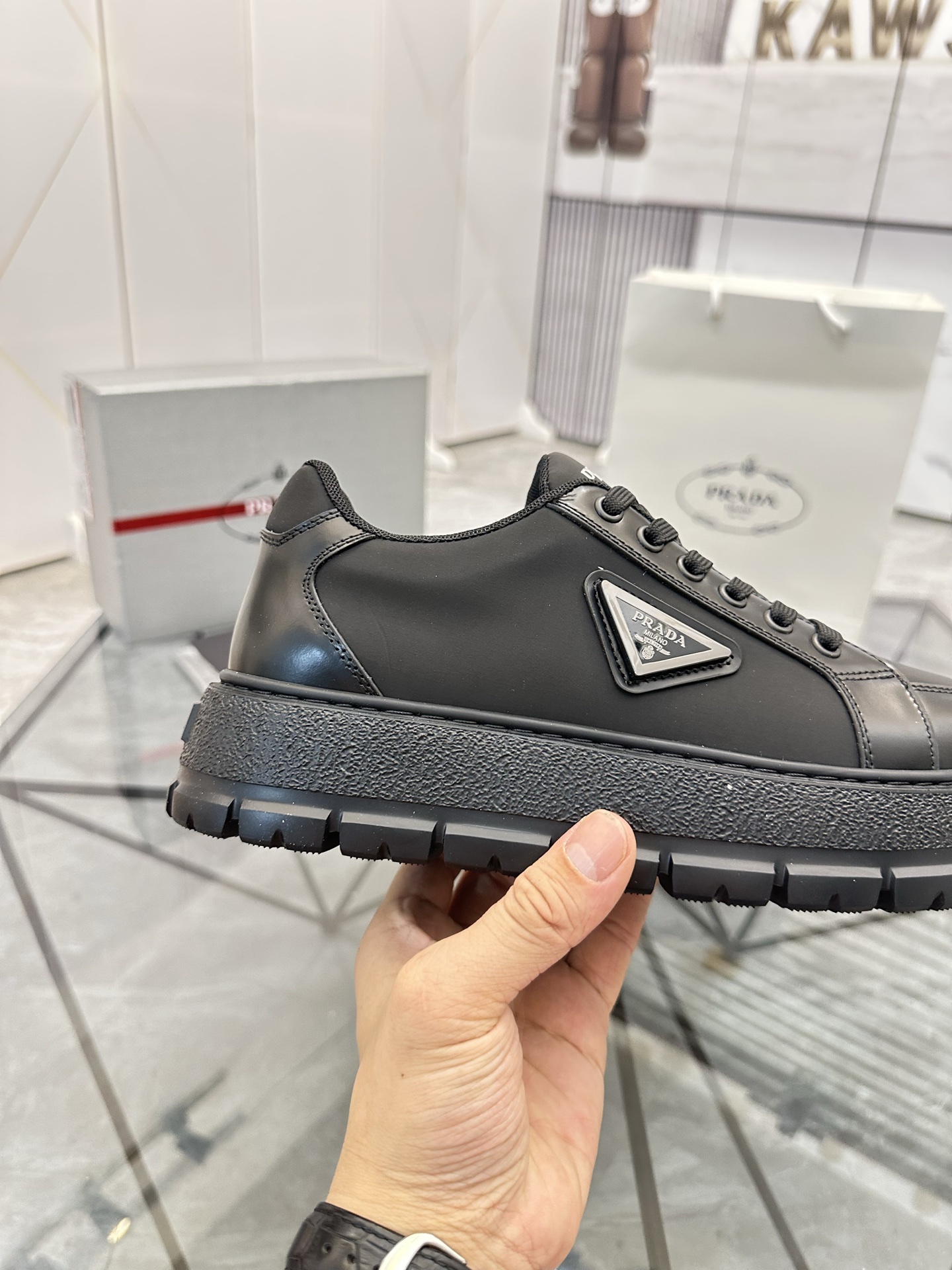Precio de venta: P270 Artículos de alta gama y calidad superiorMarca: Prada *"Prada*" lowtop casual 